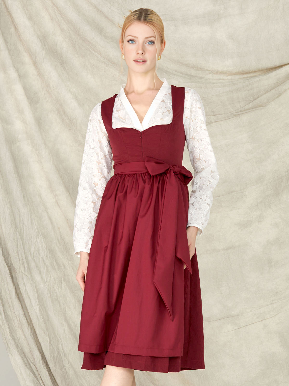 Moderne Dirndl in Rot – schlanke Silhouette und eleganter Schnitt