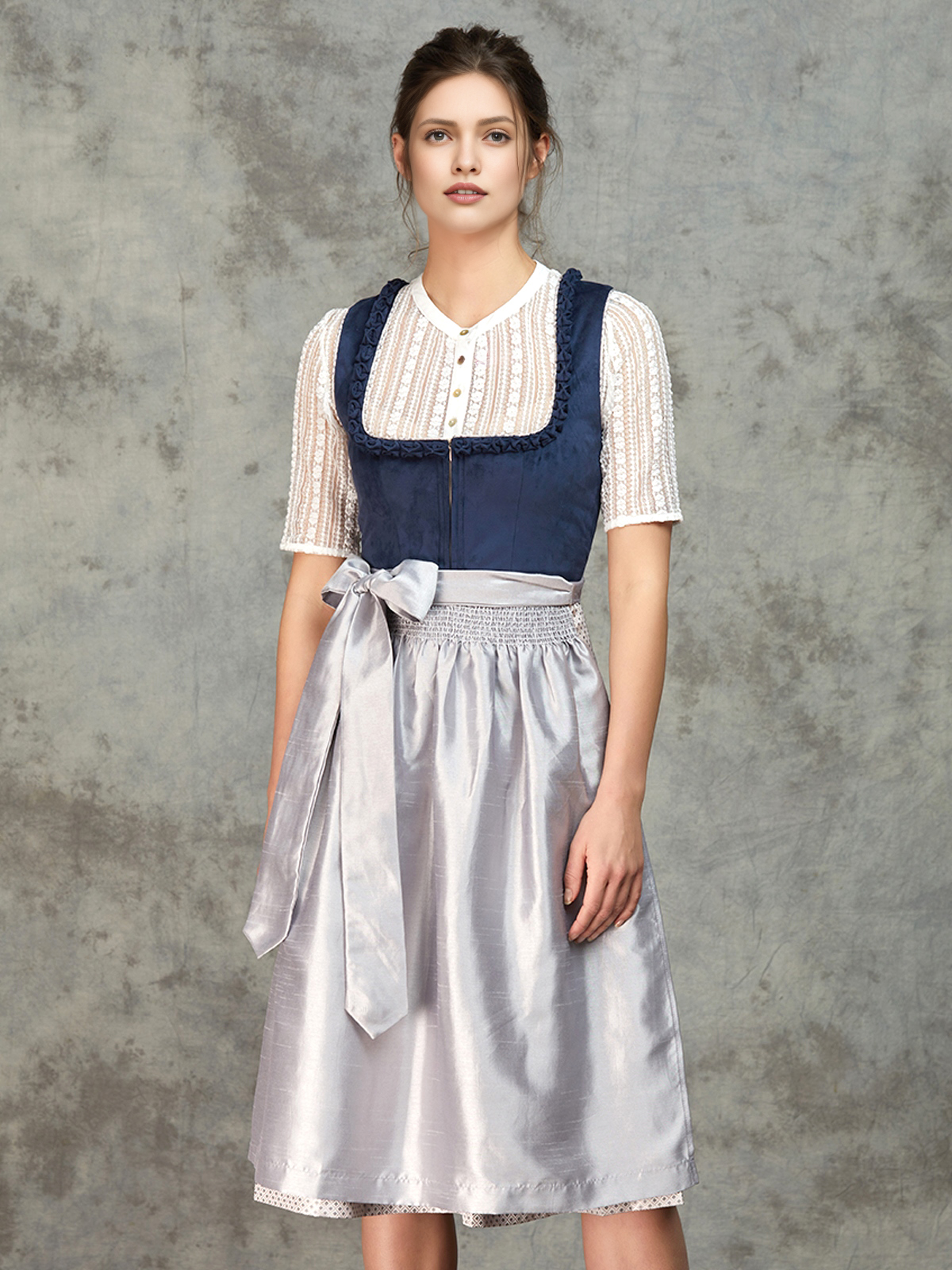 Dirndlbluse in Blau mit modernem Schnitt