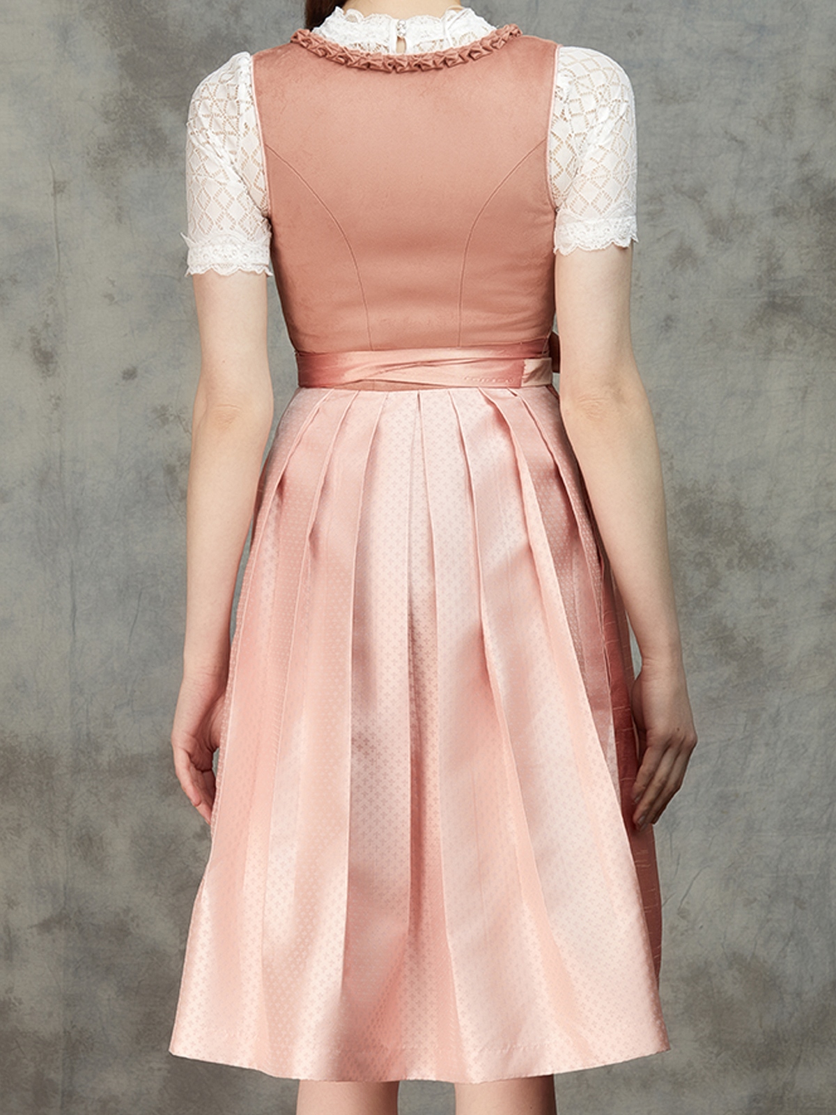 Modernes Dirndl in Rosa – schlanke Silhouette mit femininem Schnitt