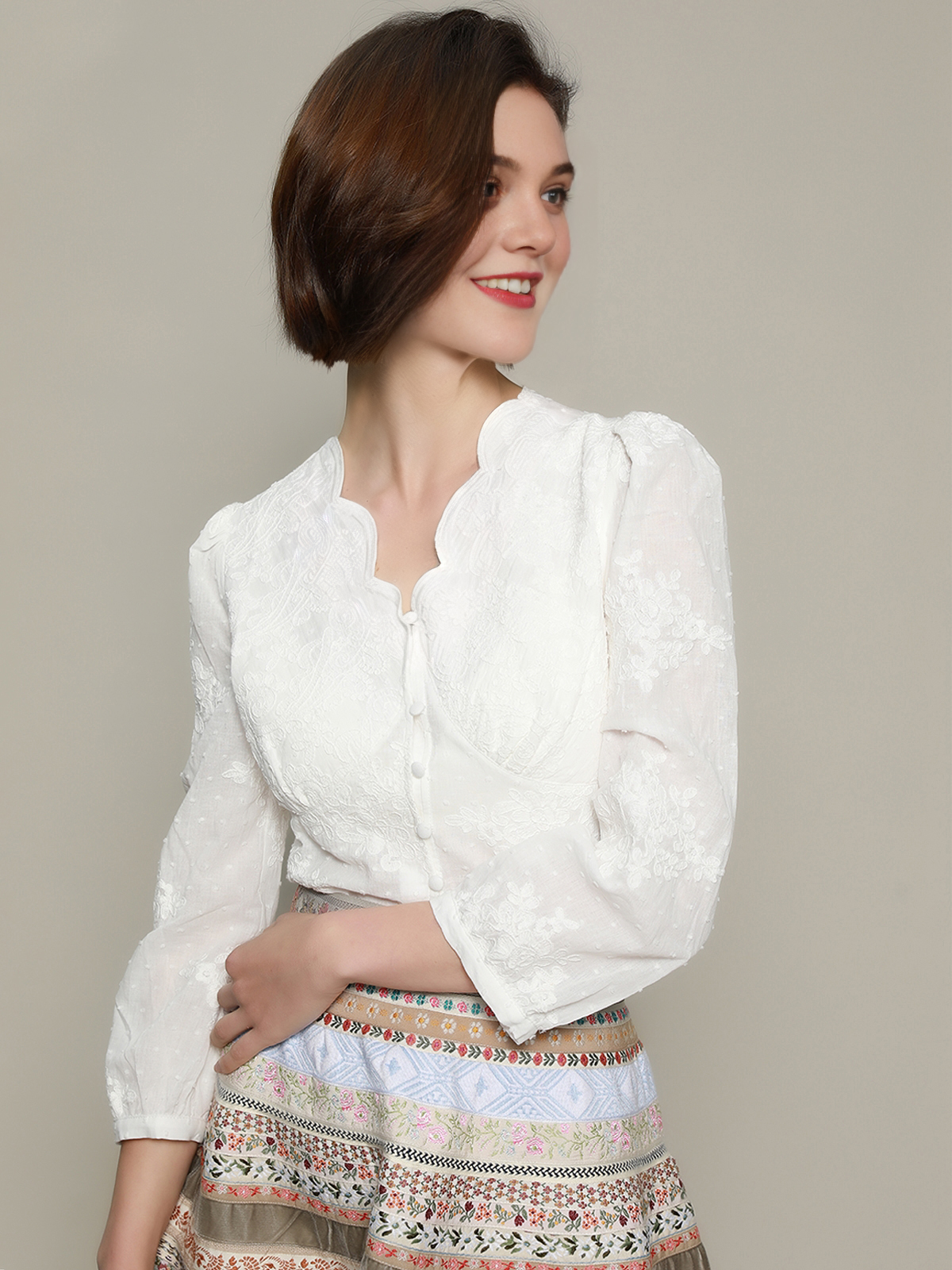 Modernes Dirndl in Weiß mit femininem Schnitt