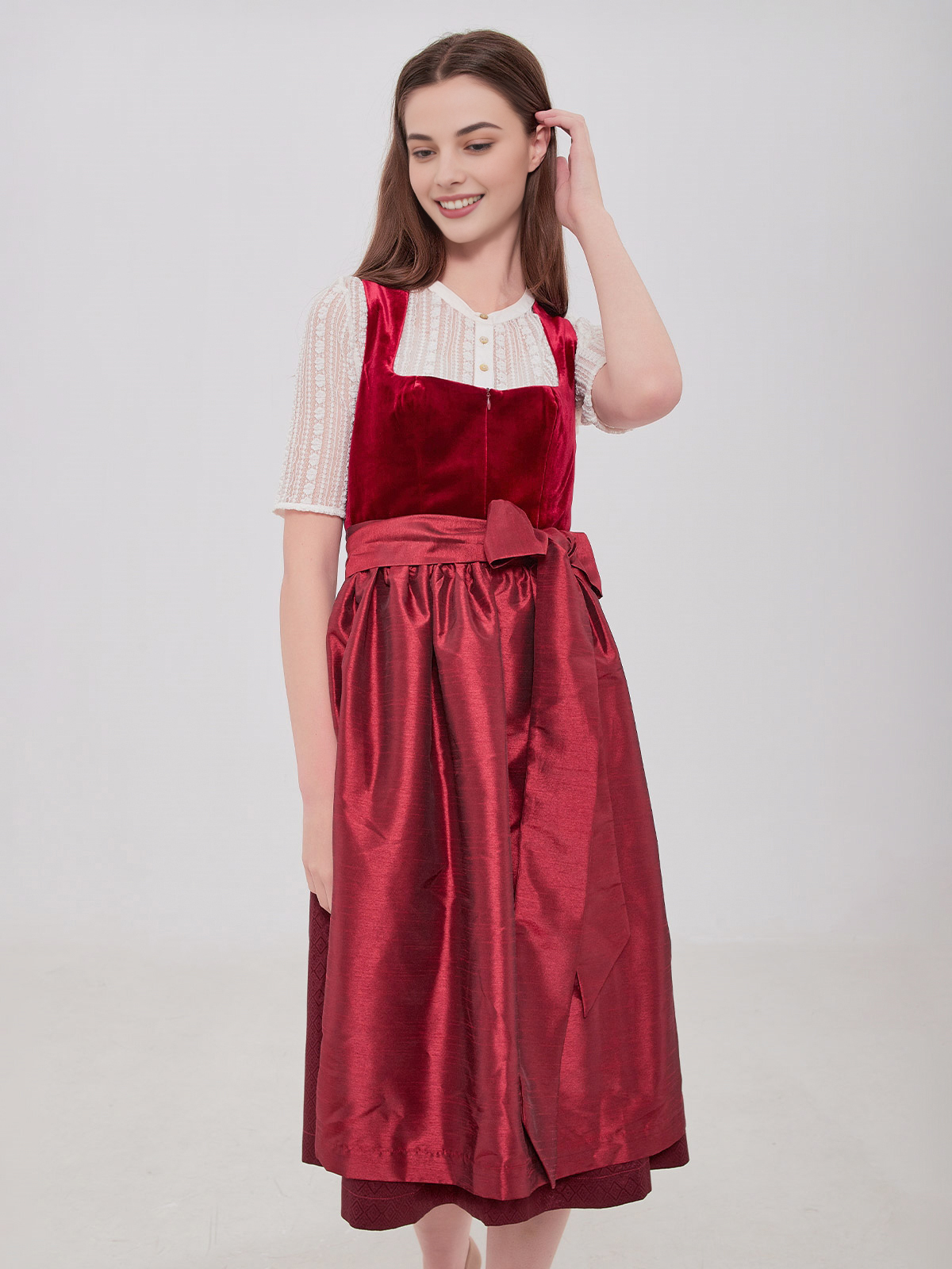 Ein modernes rotes Dirndl mit floralen Details – perfekt für Festivals und Hochzeiten.