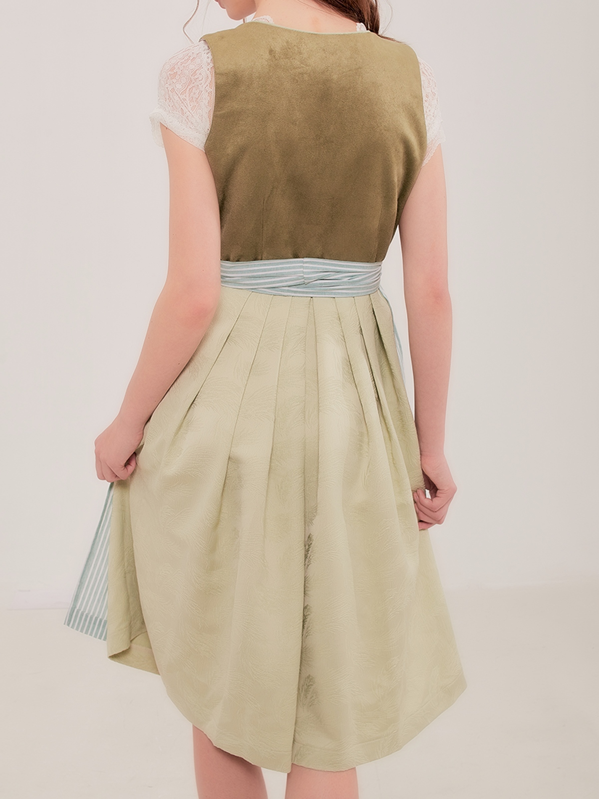 Modernes Dirndl in Grün mit floralen Akzenten