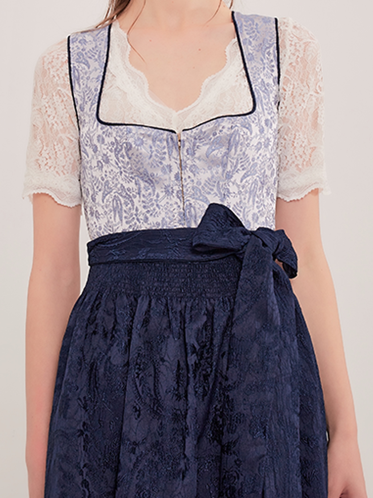 Modernes Dirndl in Blau