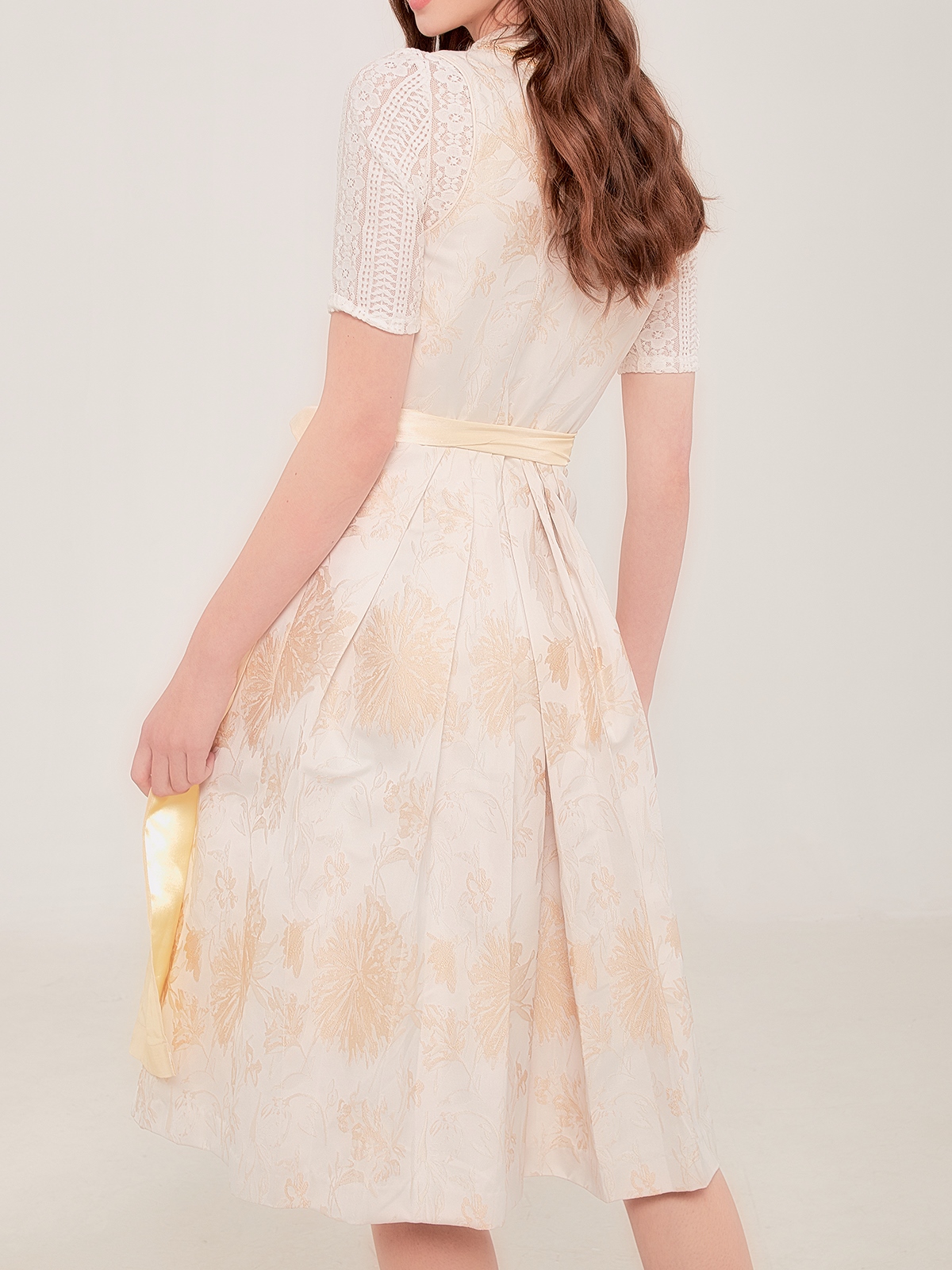 Ein strahlendes Ja Mei Dirndl in Gelb