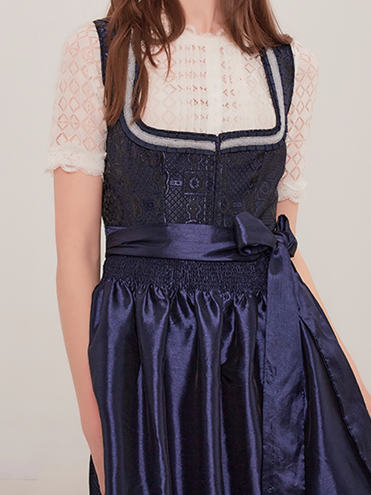 Modernes Dirndl in braun-blau