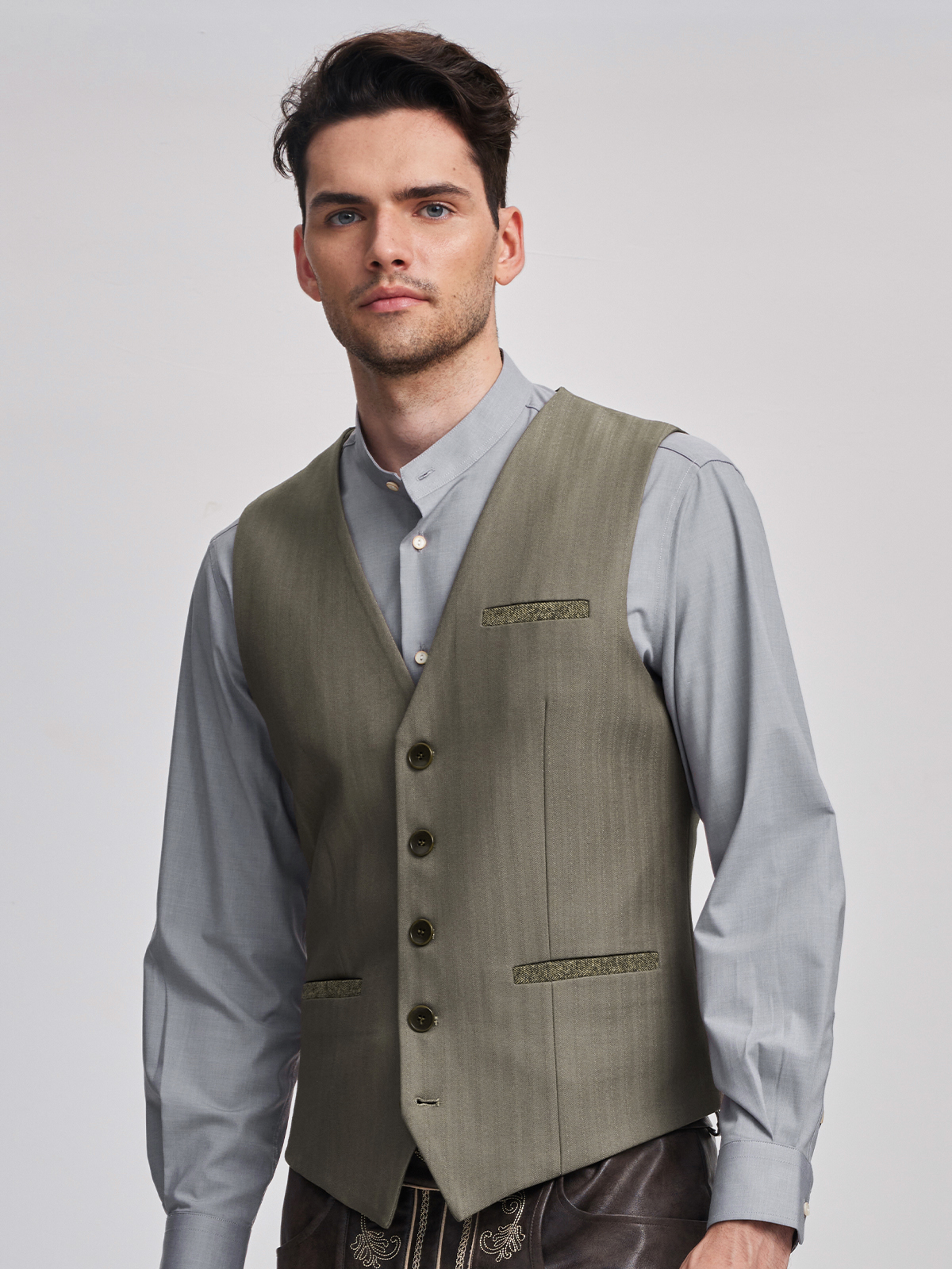 Schwarzes Dirndl mit brauner Weste