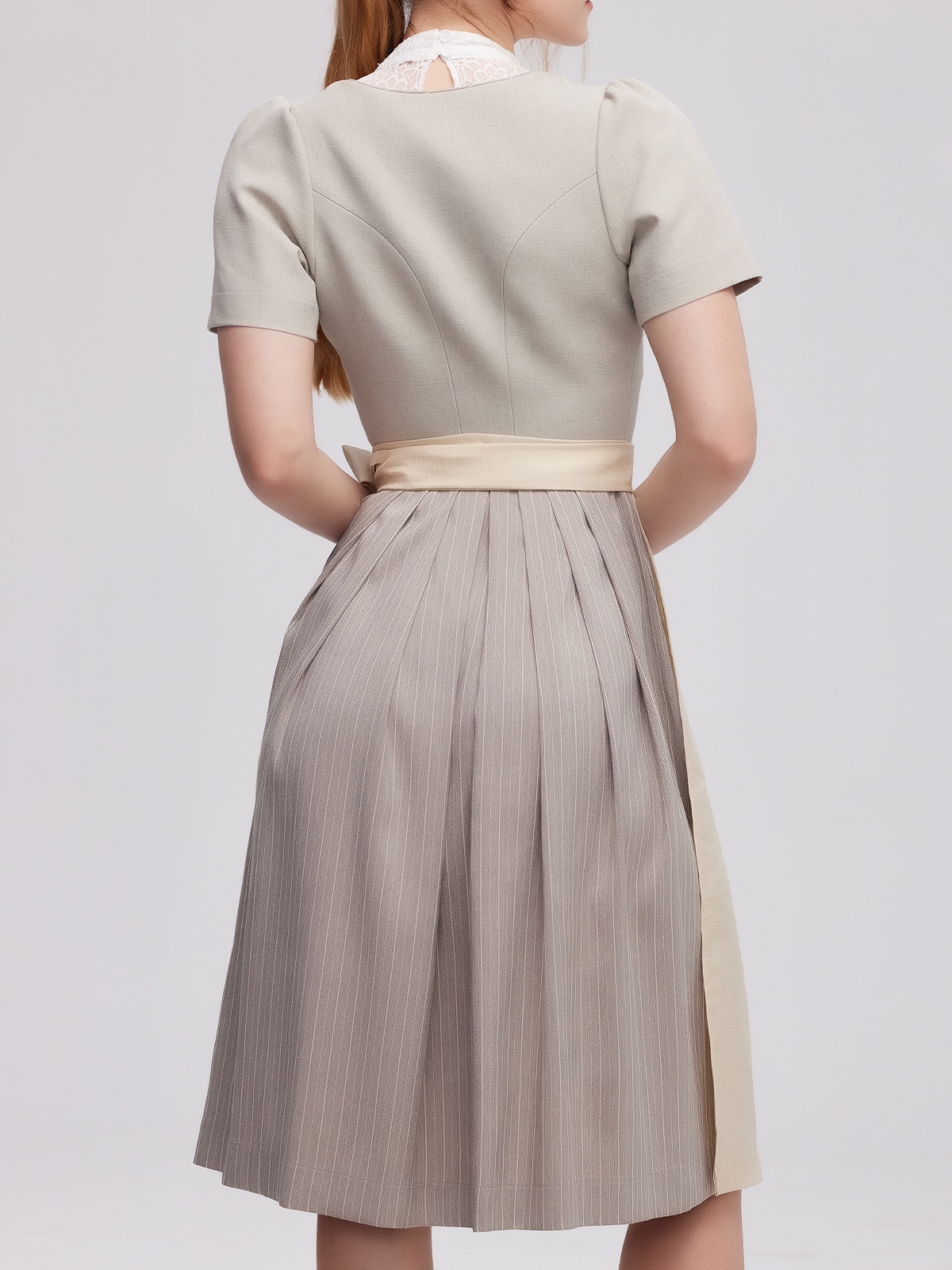 Modernes Dirndl in Grau