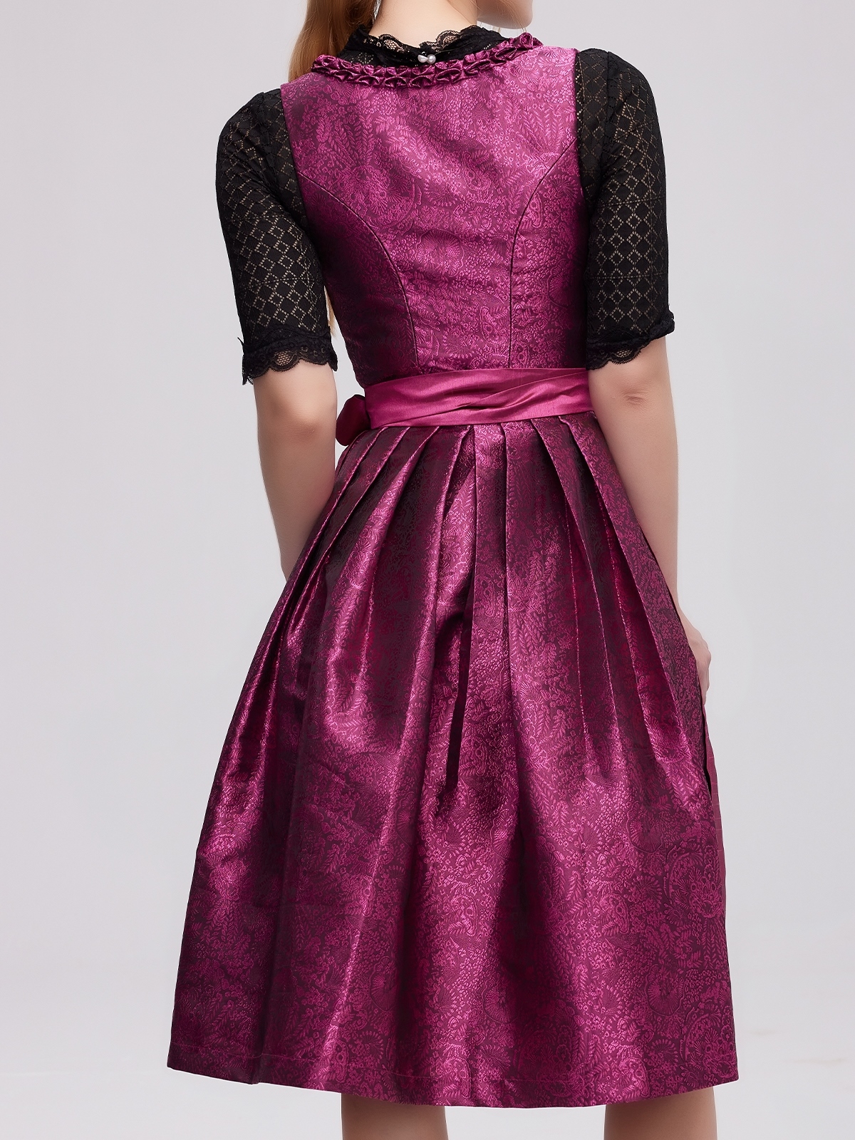 Dirndl in Pink – Eleganz und Charme vereint