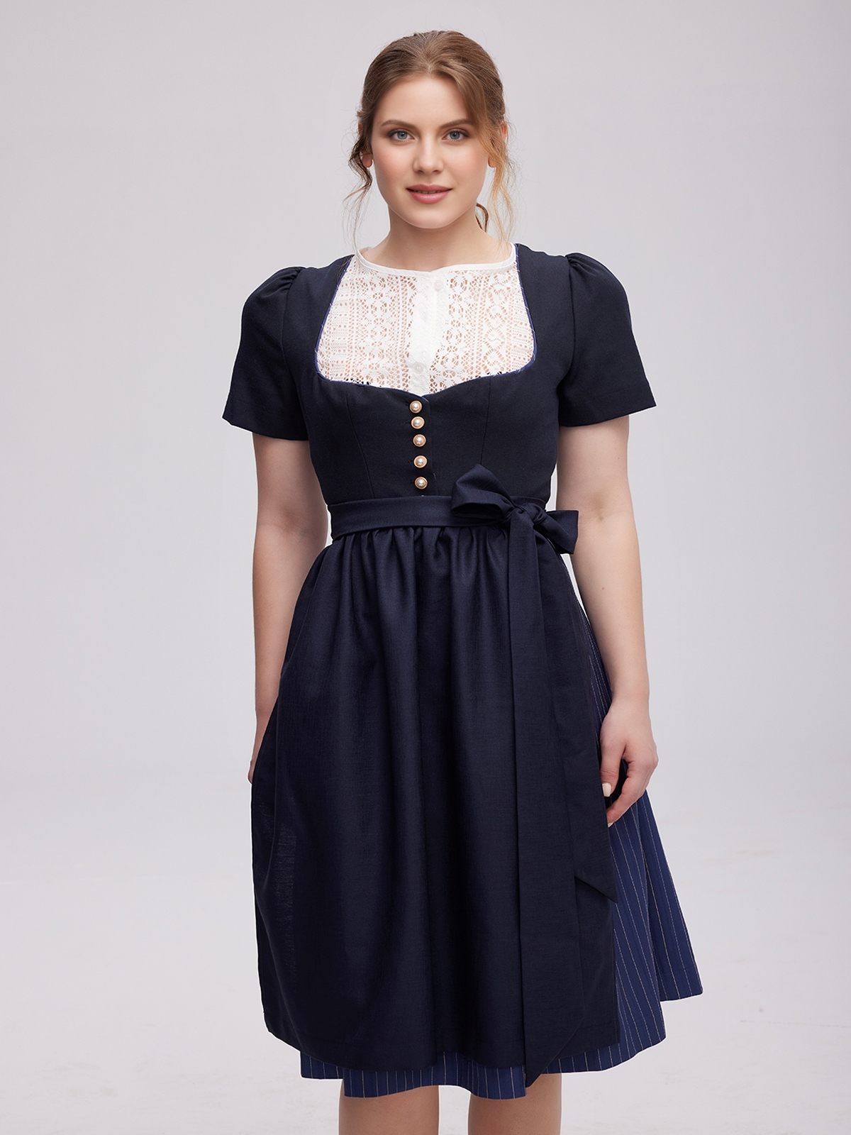 Dirndl in Blau – Eleganz und Tradition vereint
