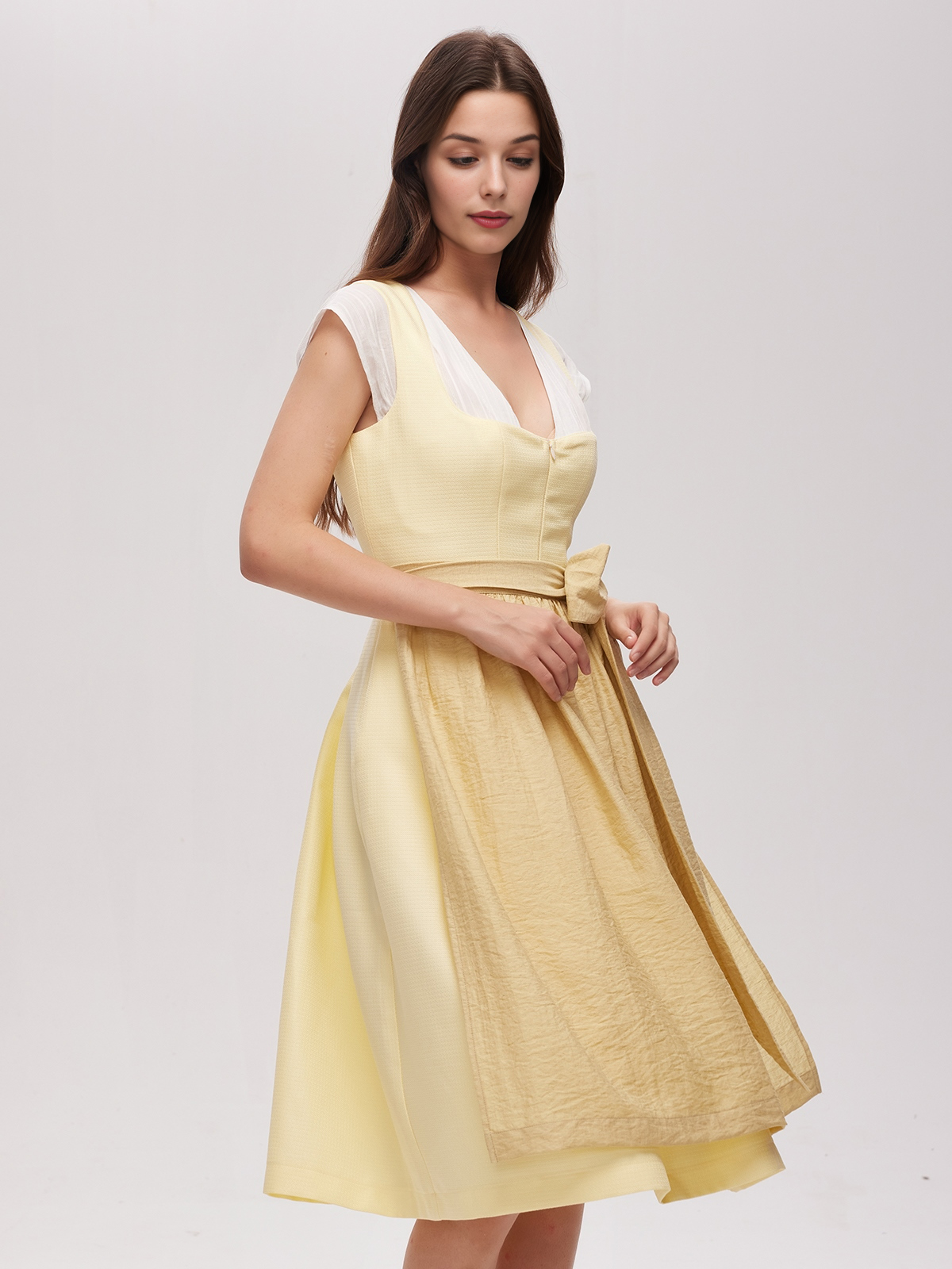 Schwarzes Samt Dirndl mit goldener Stickerei