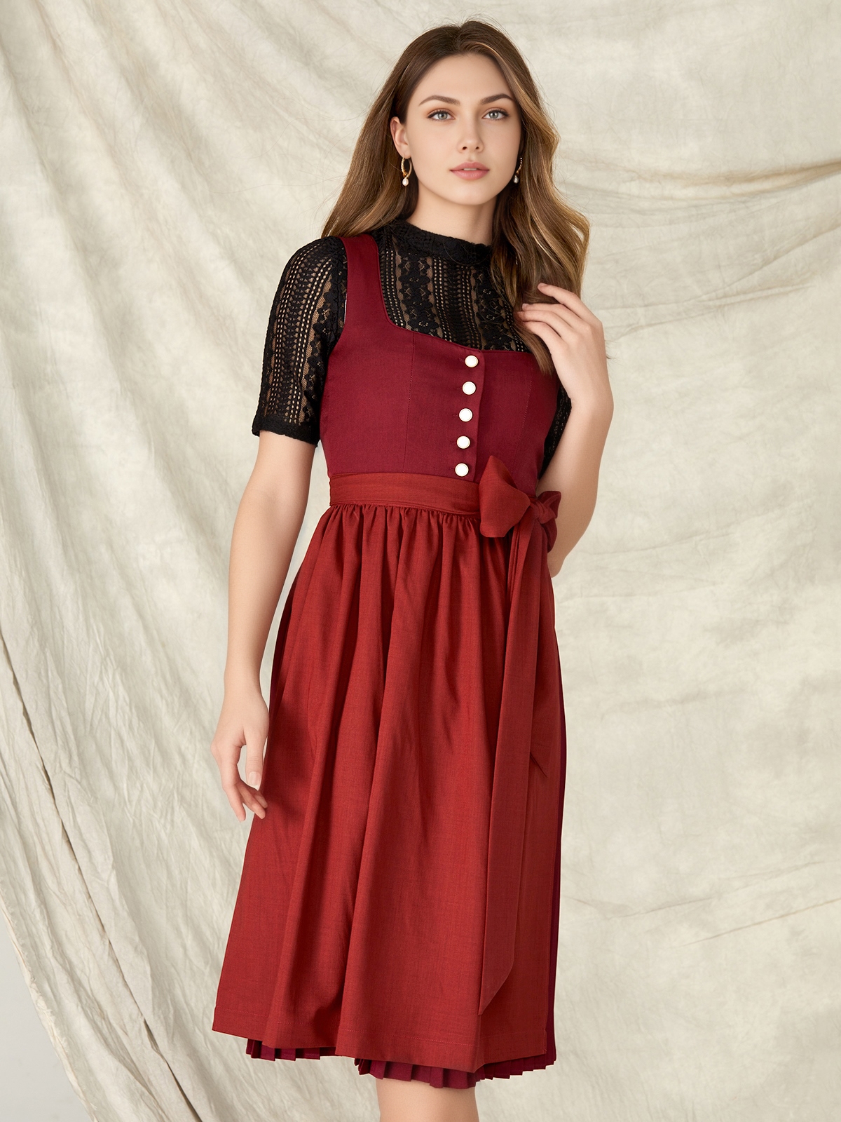 Dirndl in Rot mit schwarzer Bluse