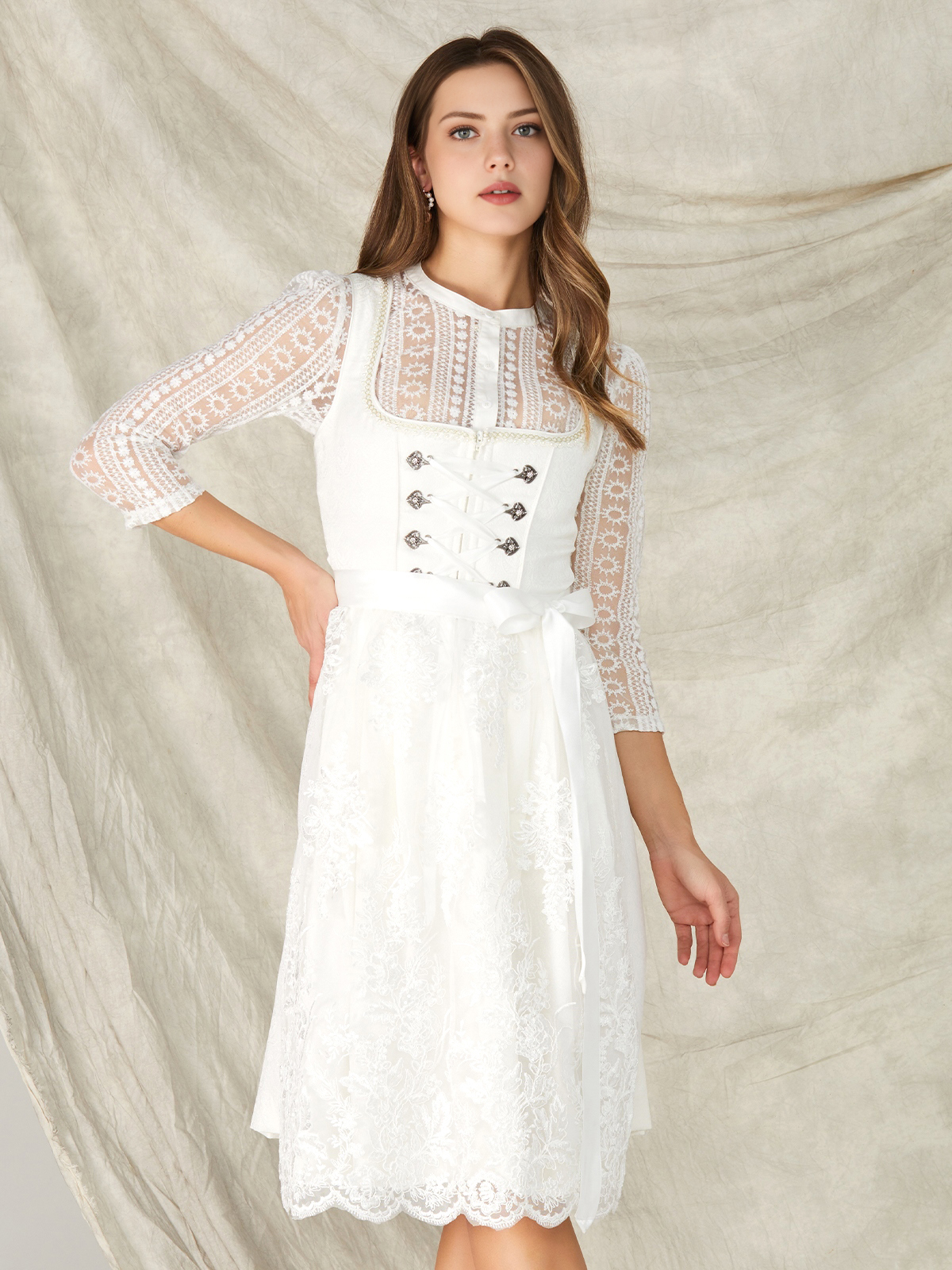 Modernes Dirndl in Weiß
