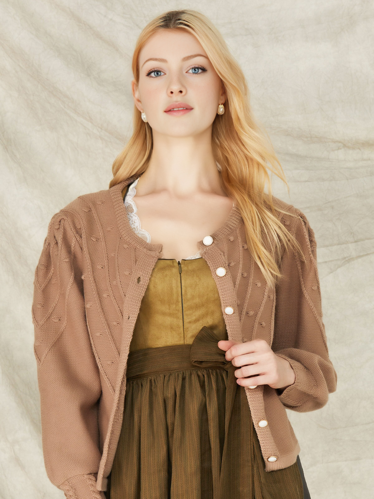 Modernes Dirndl in Braun – perfekt für den Alltag