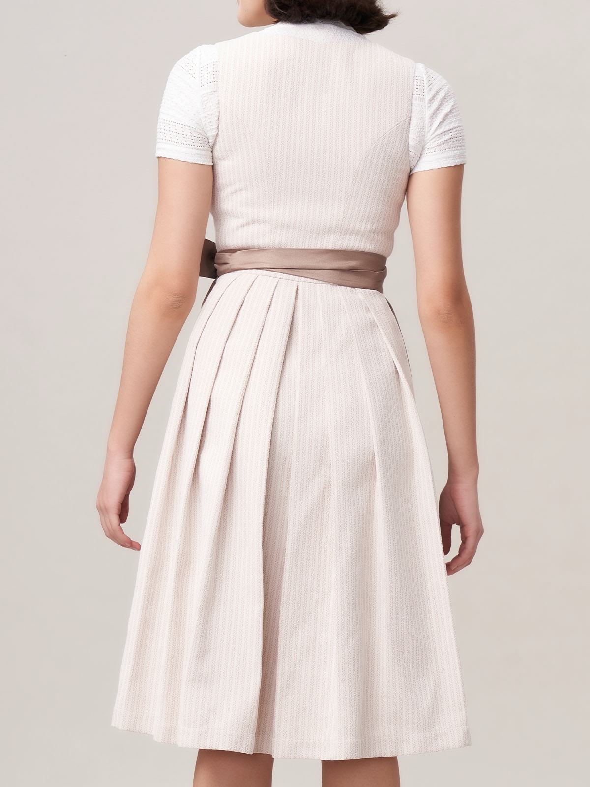 Modernes beiges Dirndl mit schmaler Taille und leichtem Stoff