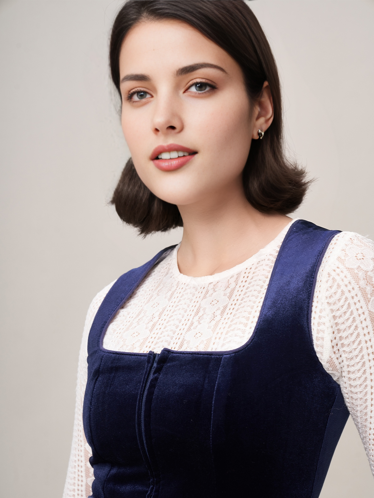 Dirndl in Blau mit floralen Details