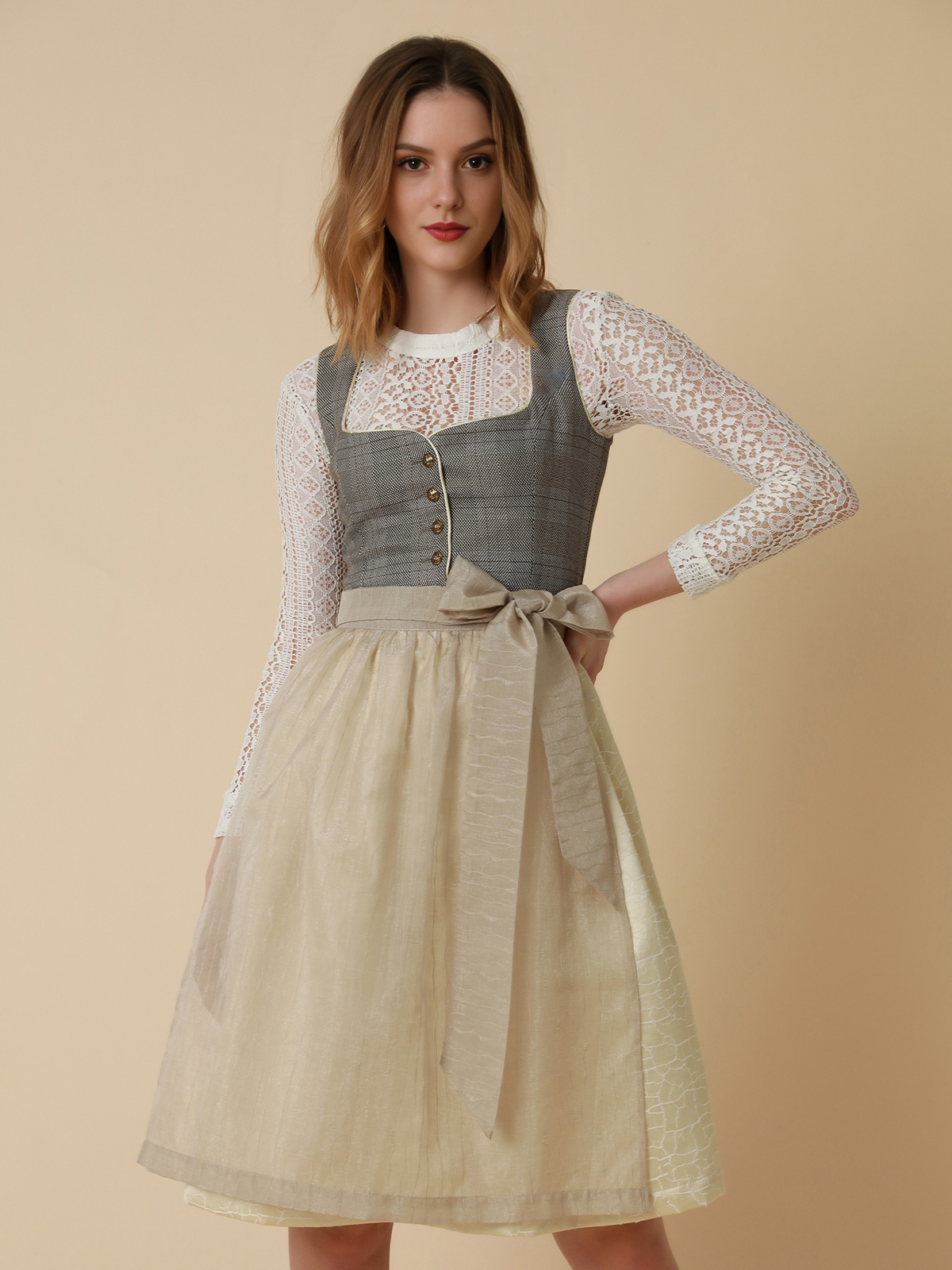 Moderne Dirndlbluse in Grau