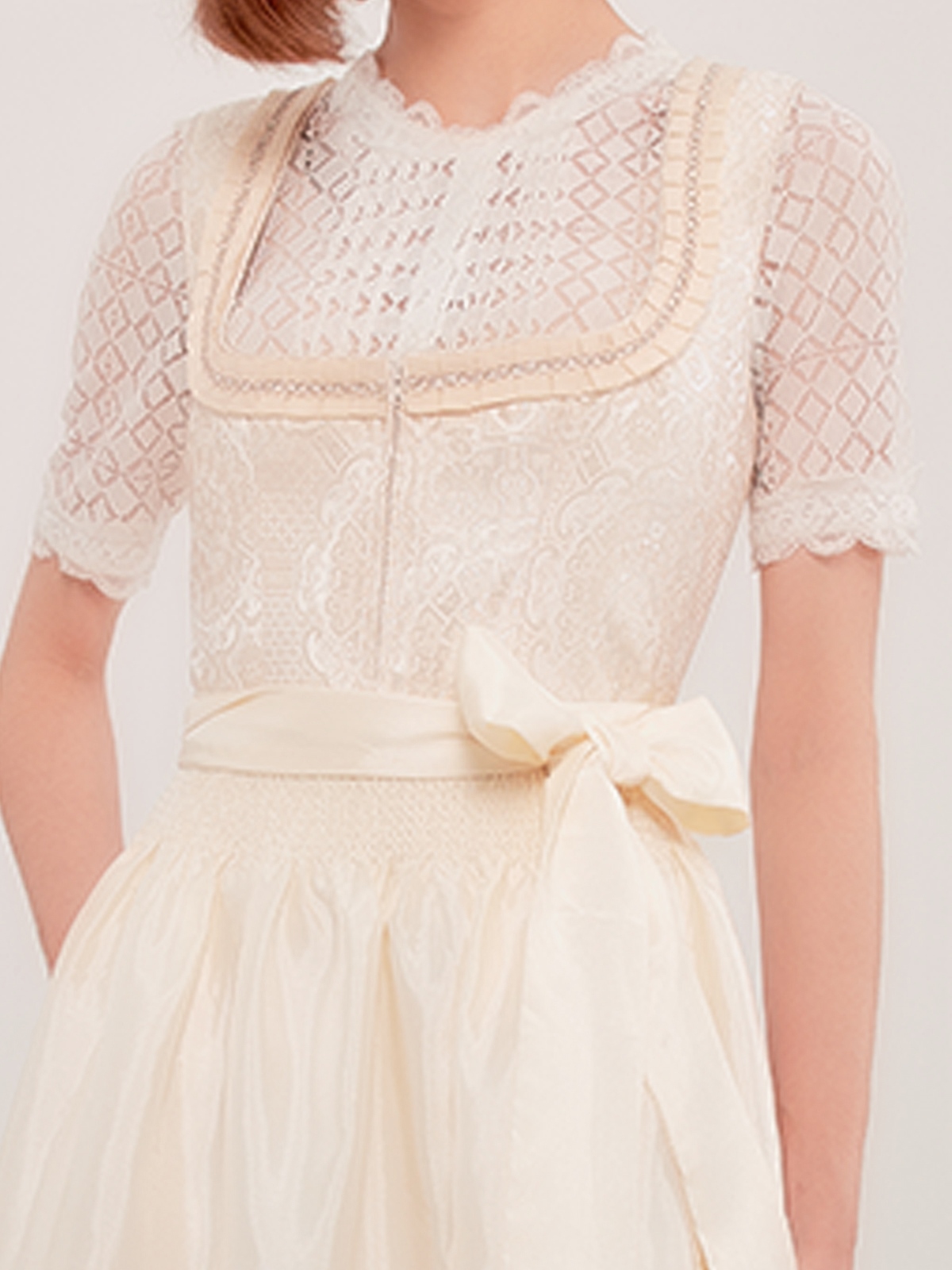 Dirndl in Weiß mit floralen Details