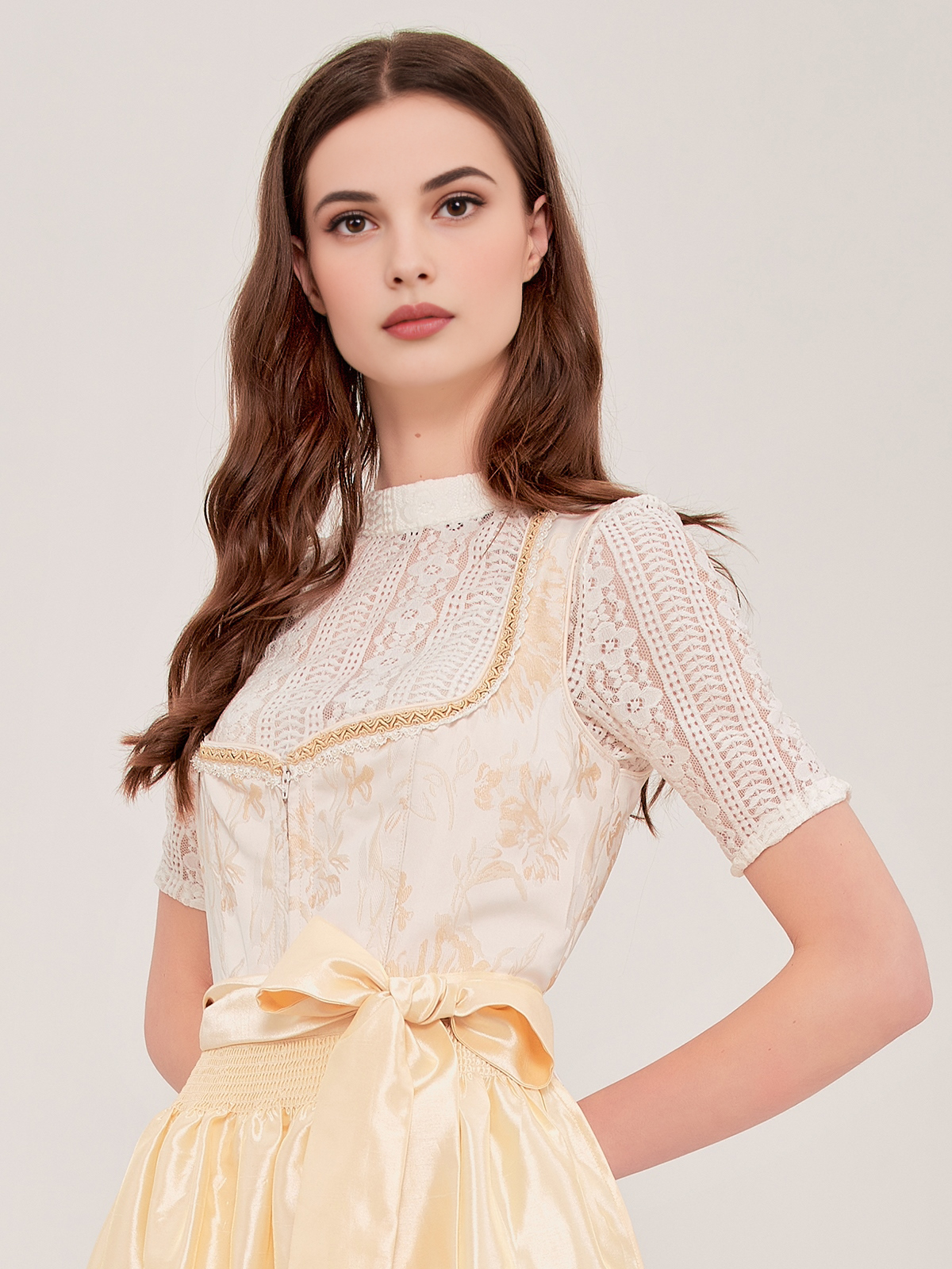 Modernes Dirndl in Gelb