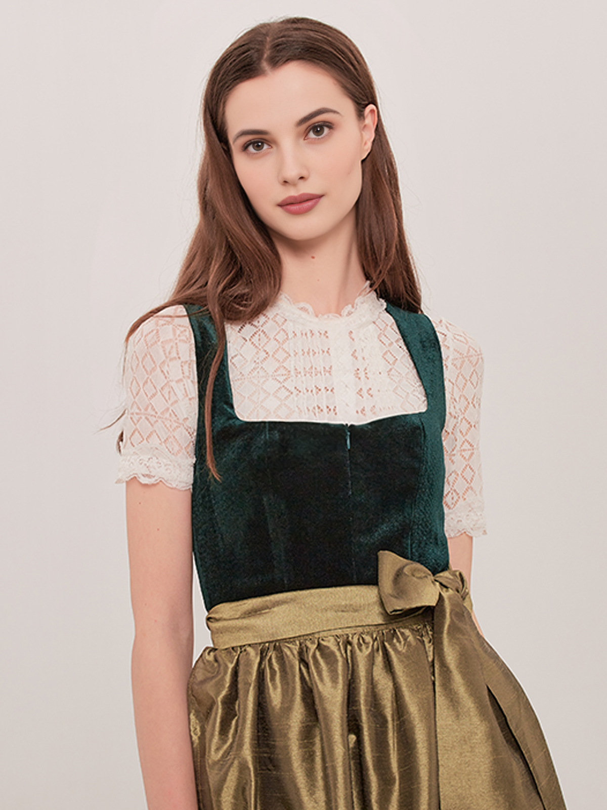 Modernes Dirndl in schwarz-beige