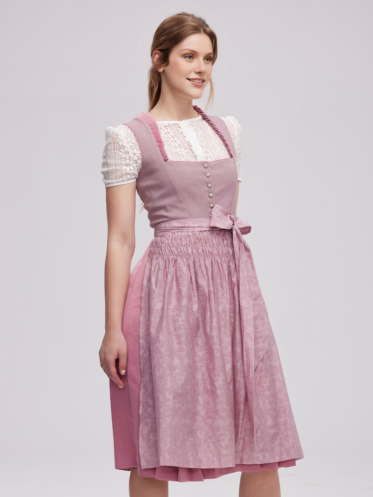 Modernes lila Dirndl mit floralen Details