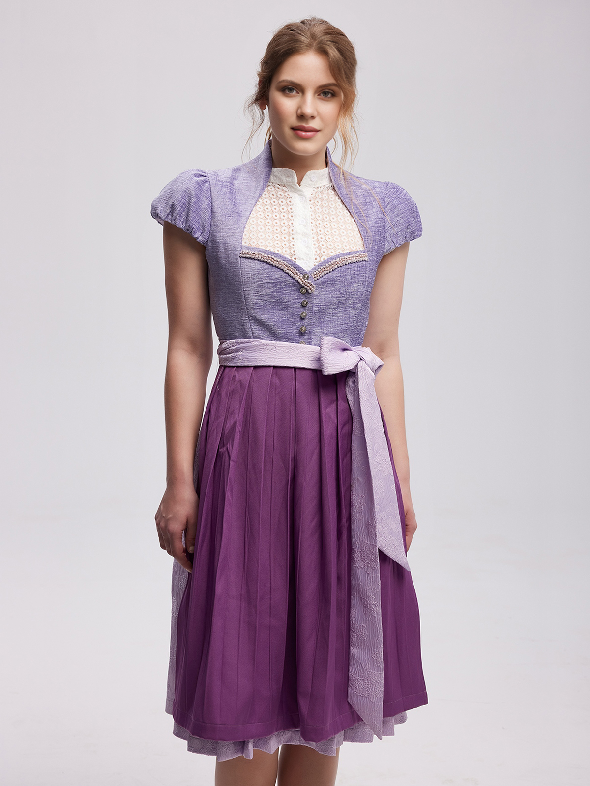 Modernes Dirndl in Lila – perfekt für den urbanen Style
