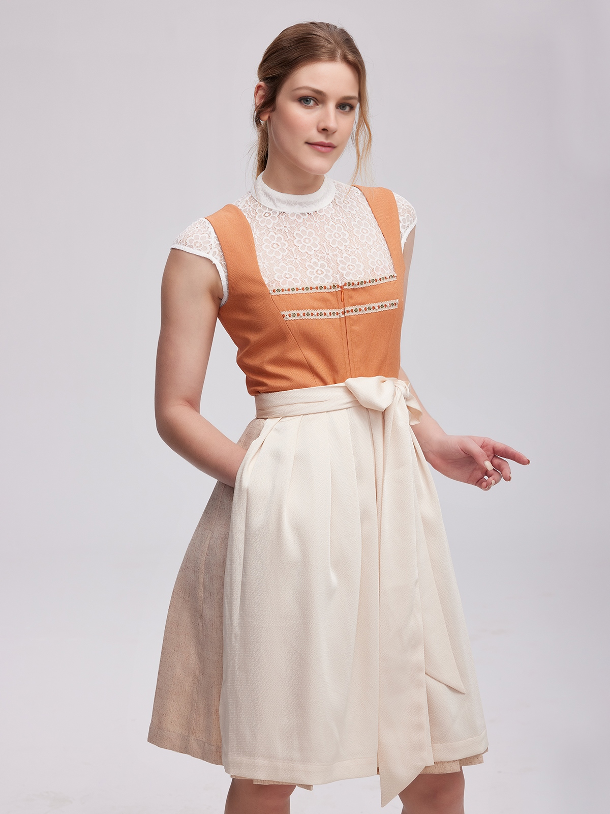 Modernes Dirndl in Orange – perfekt für den urbanen Style