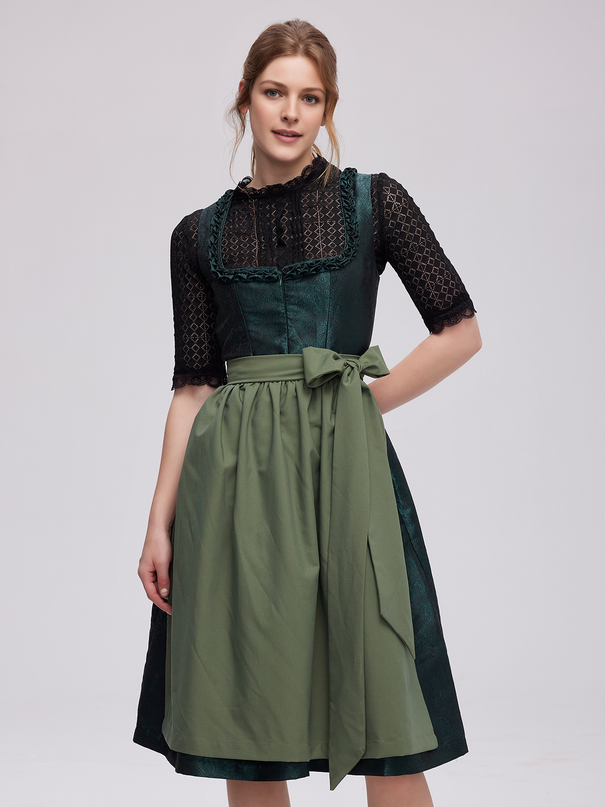 Ein modernes Dirndl in Grün mit floralen Akzenten