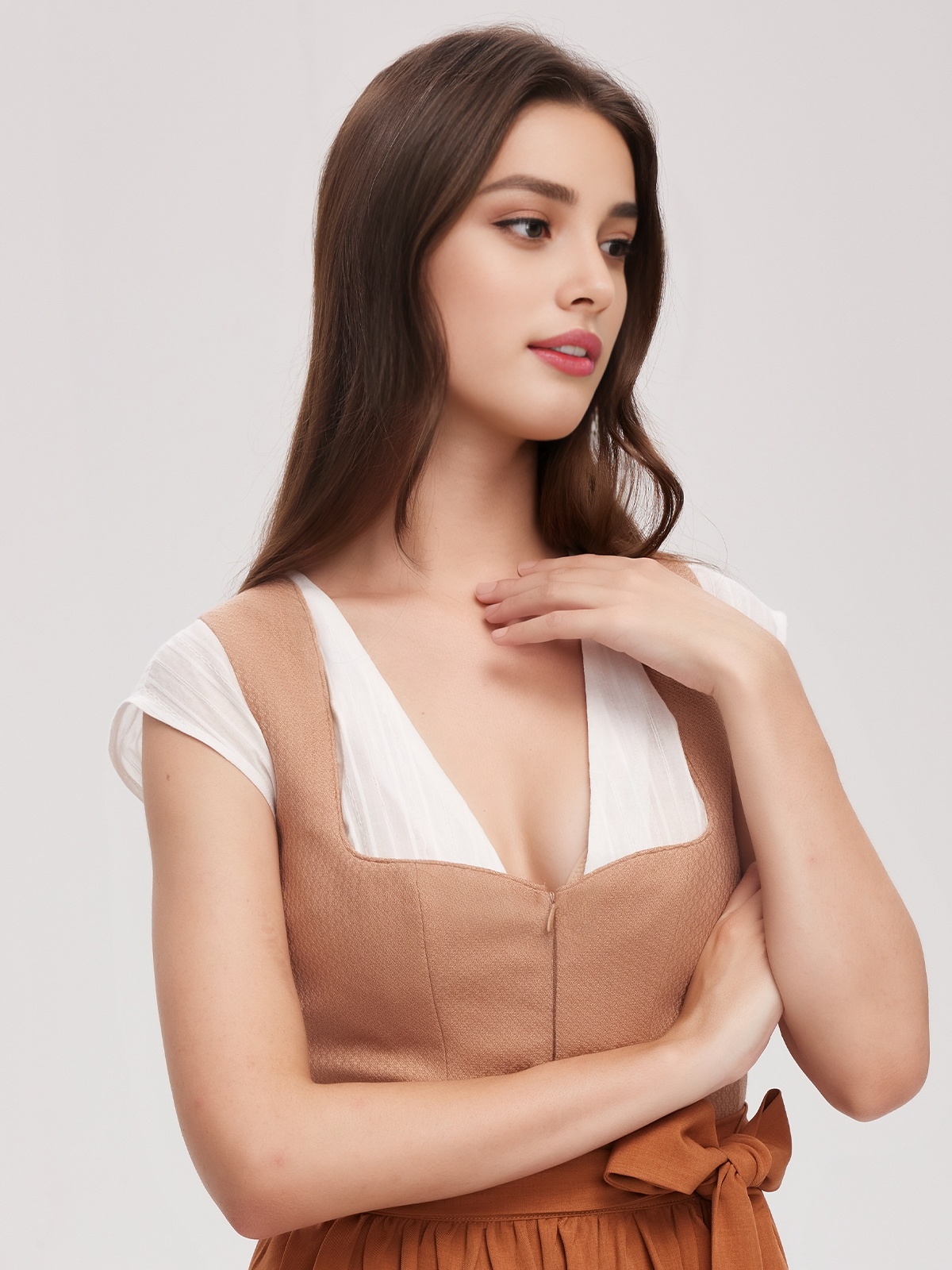 Elegantes braunes Samt-Dirndl mit traditioneller Schürze