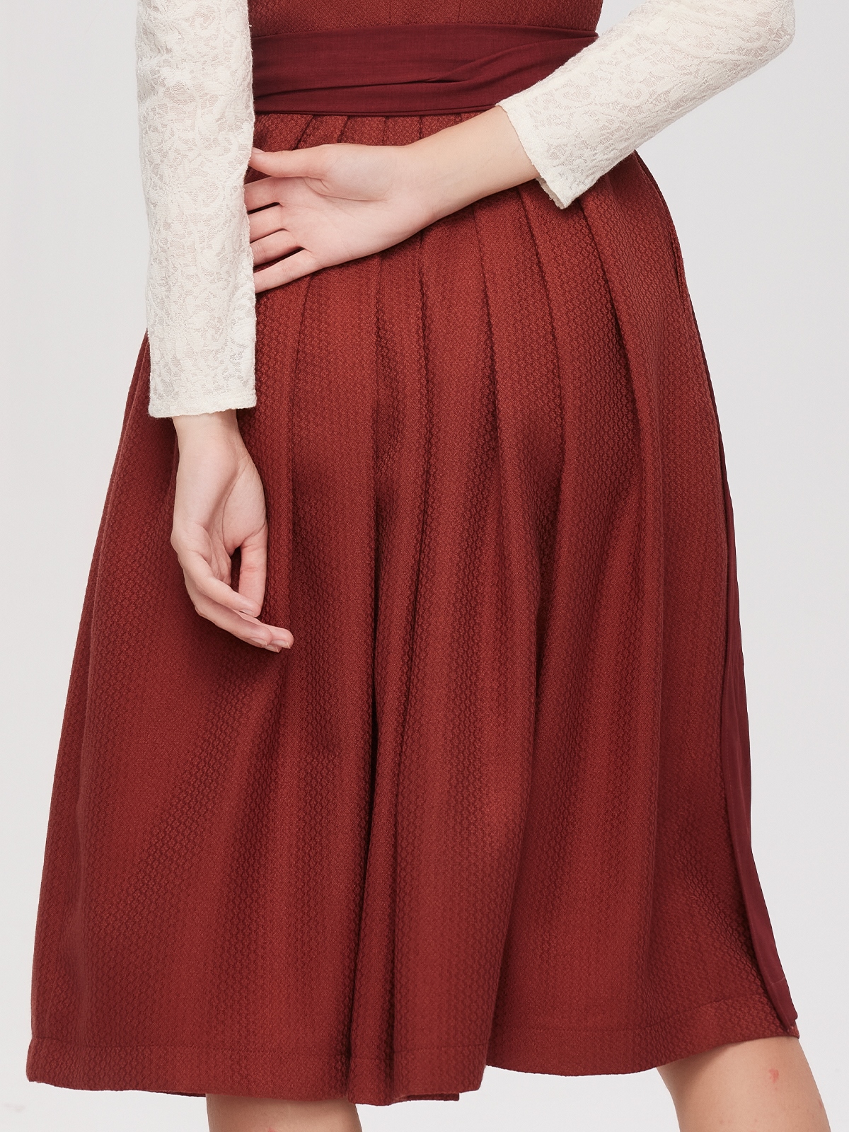 Pinkes Samt-Dirndl mit romantischer Schürze