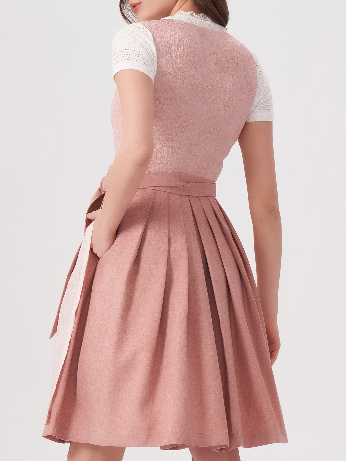 Dirndl mit tieferem Ausschnitt in Rosa