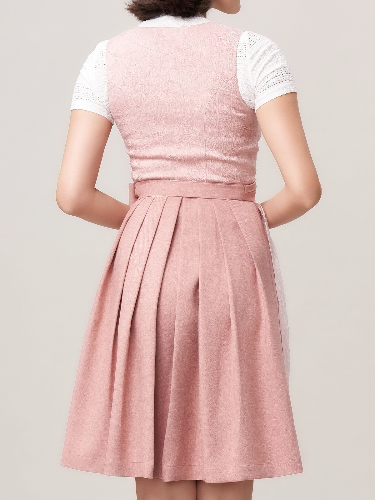 Dirndl mit roter Bluse