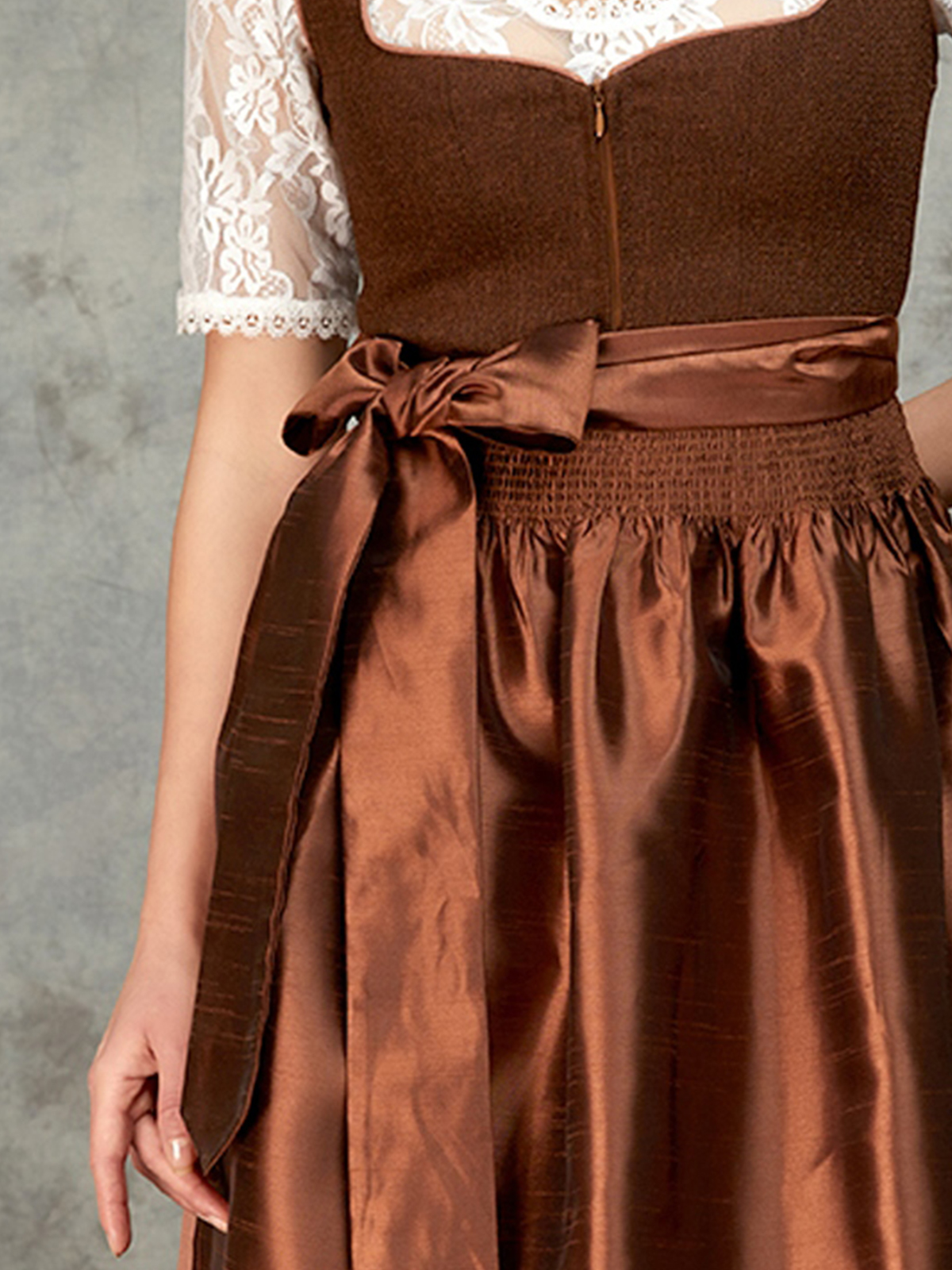 Festliches Dirndl in Braun