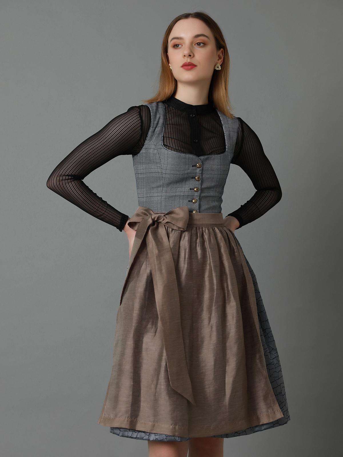 Elegantes graues Dirndl mit modernem Schnitt