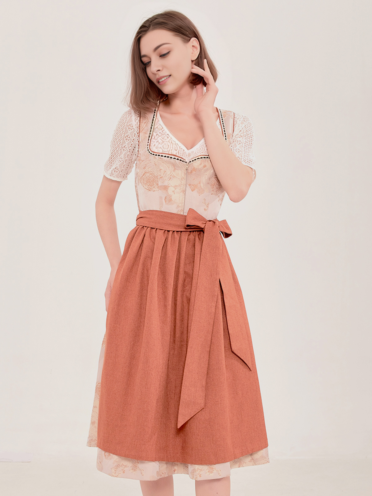Dirndl in Braun mit weißem Spitzenbody