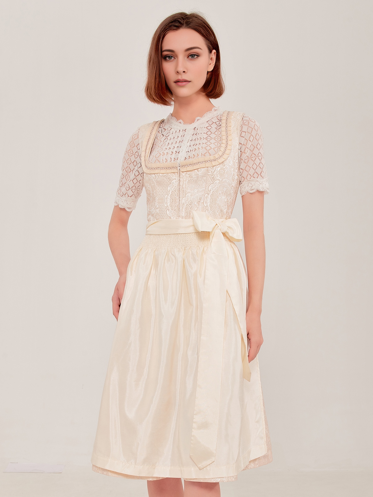 Dirndl in Weiß – eine klassische Alternative