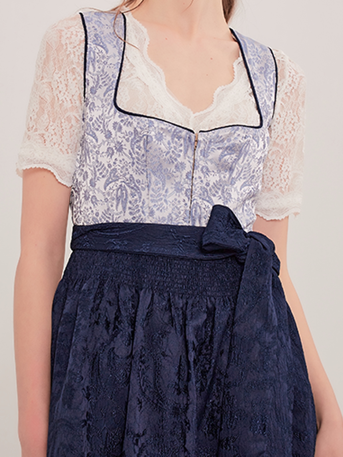 Dirndl mit Leder in Blau – Eleganz mit modernem Twist