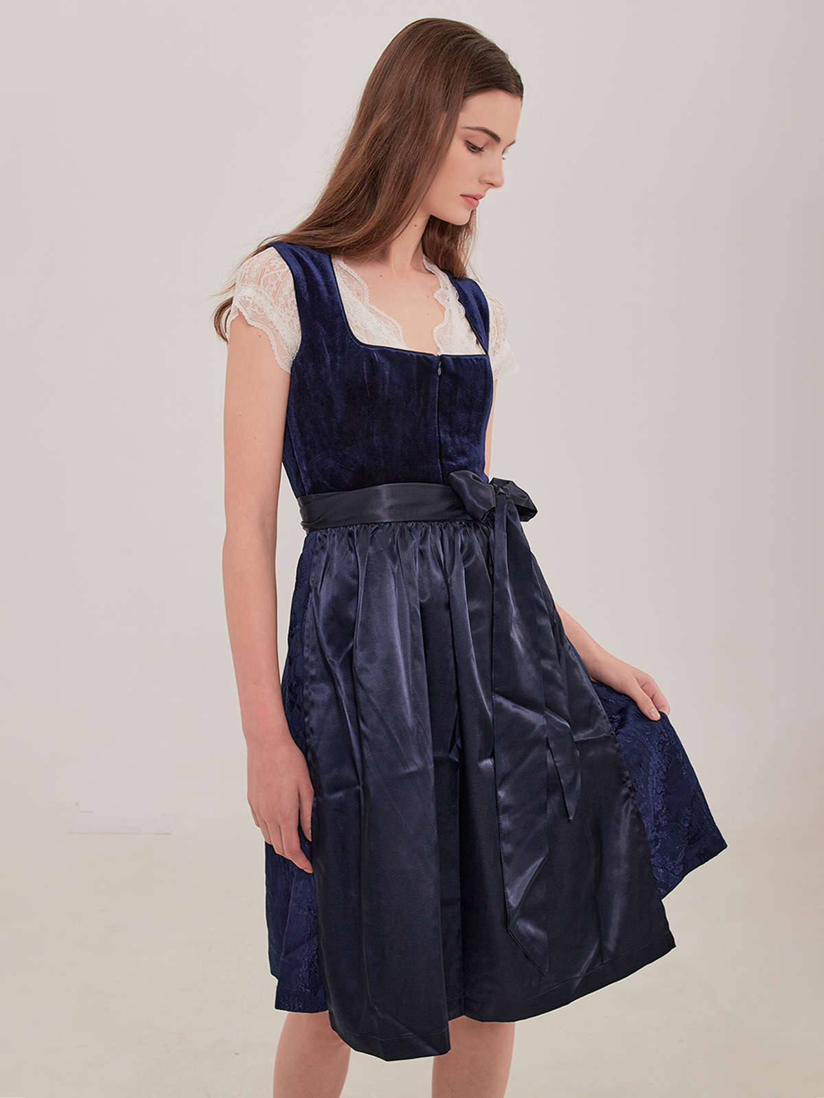 Traditionelles blaues Dirndl mit modernen Akzenten