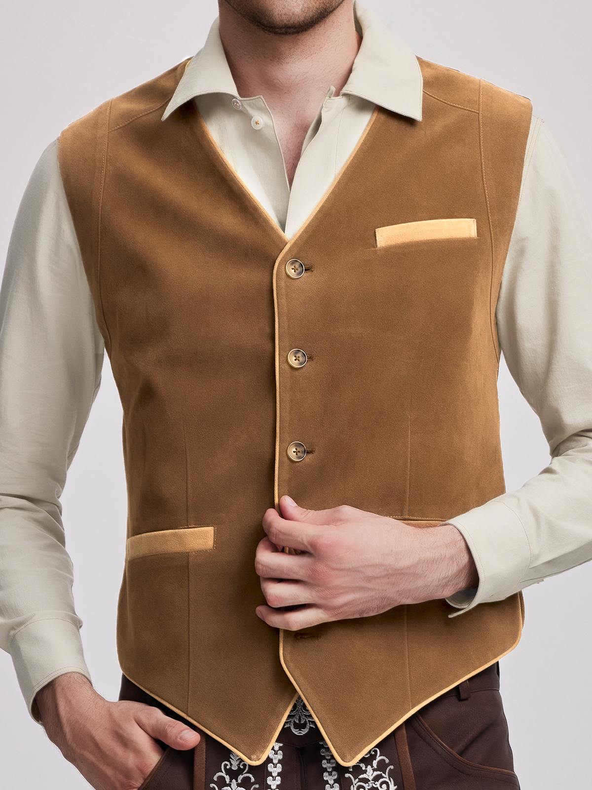 Traditionelles gelbes Dirndl mit feinen Details