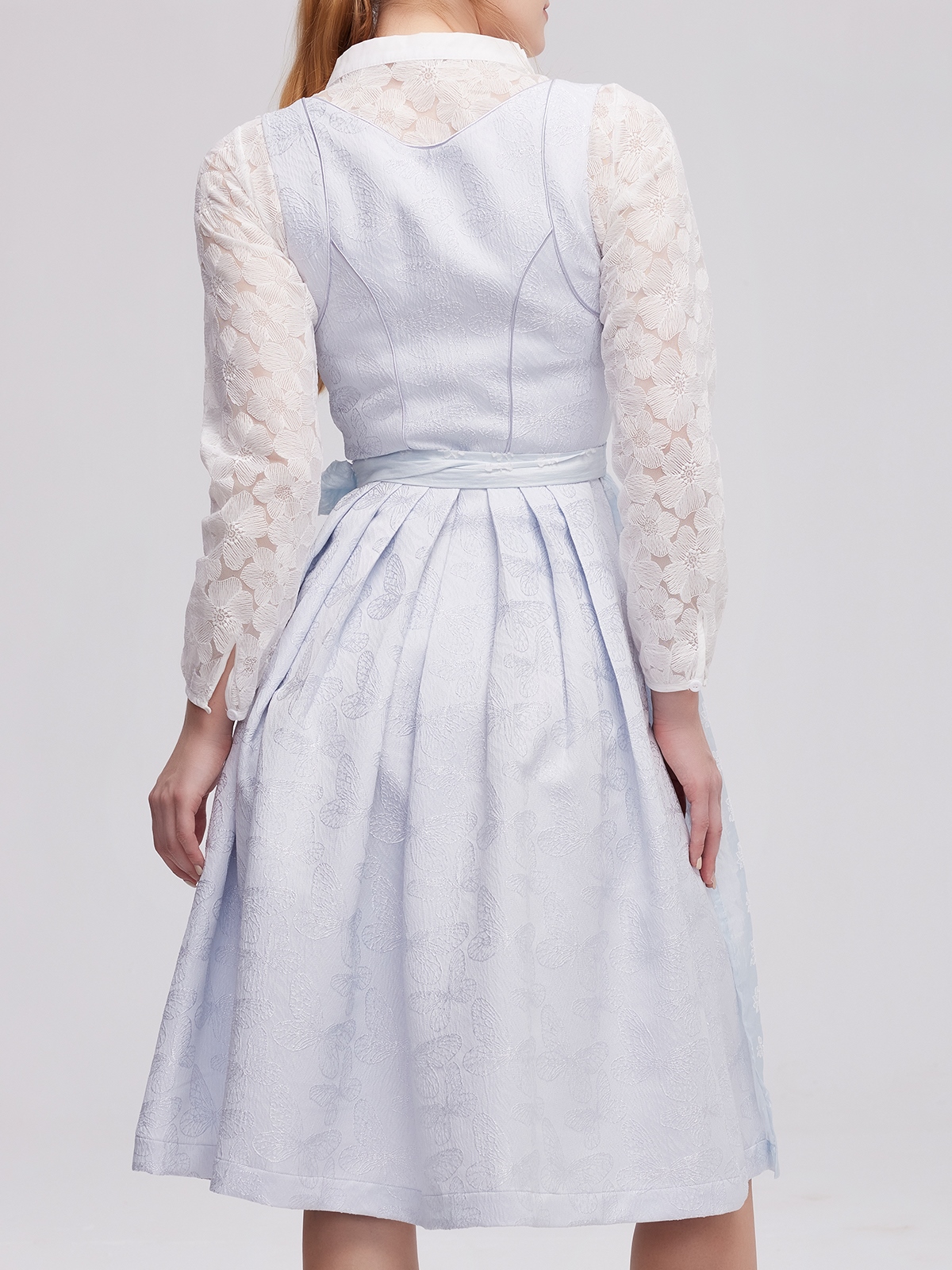 Schwarzer Dirndl mit blauer Schürze – ein zeitloser Look