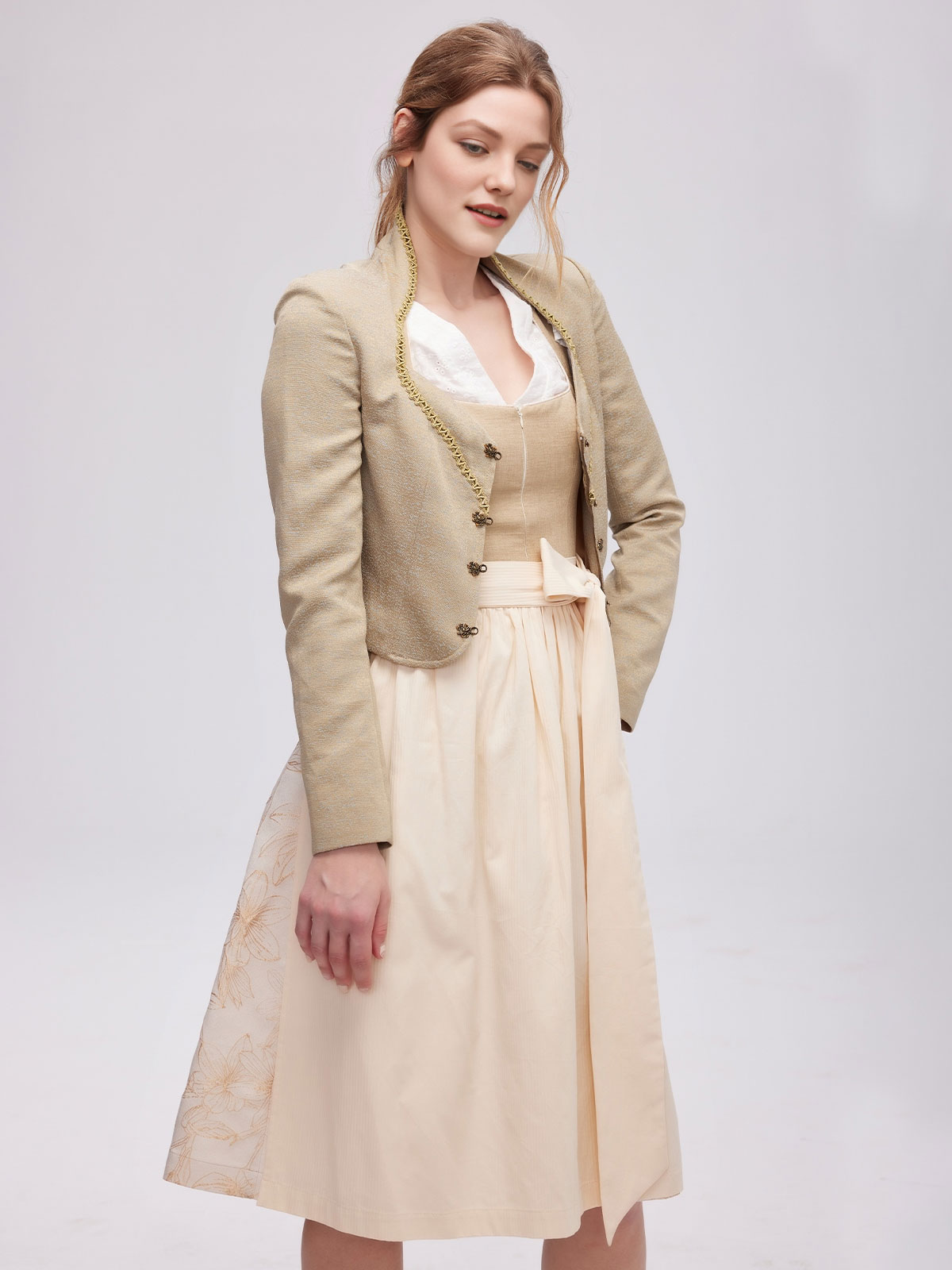 Modernes oranges Dirndl mit grüner Jacke