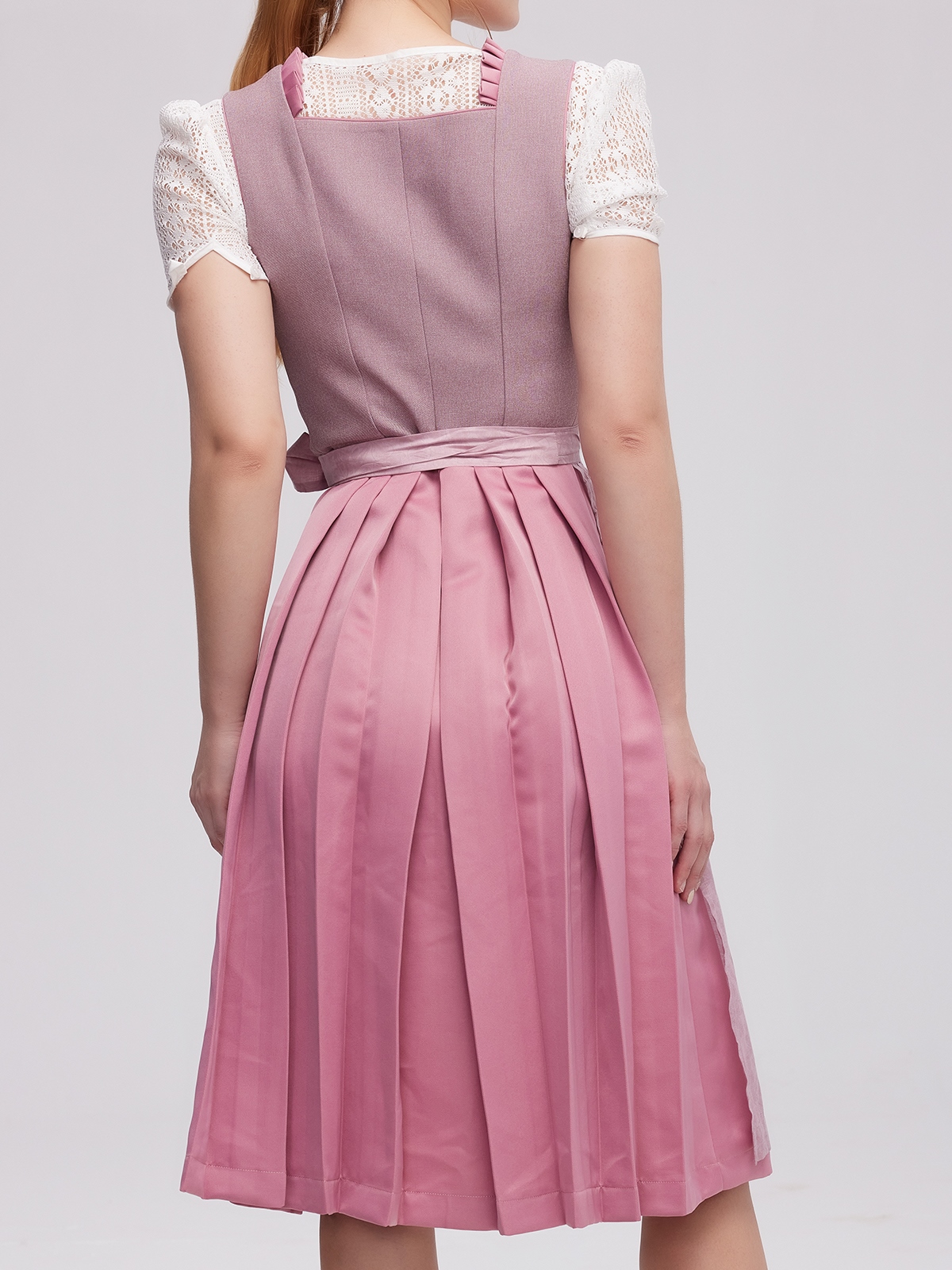 Elegantes lila Dirndl – perfekt für den nächsten Oktoberfest-Besuch