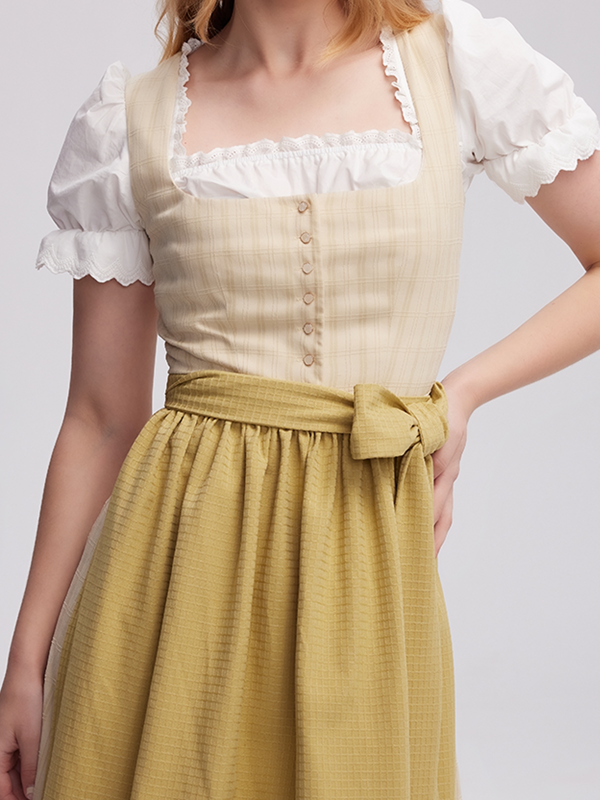 Elegantes weißes Dirndl mit Spitzenverzierungen