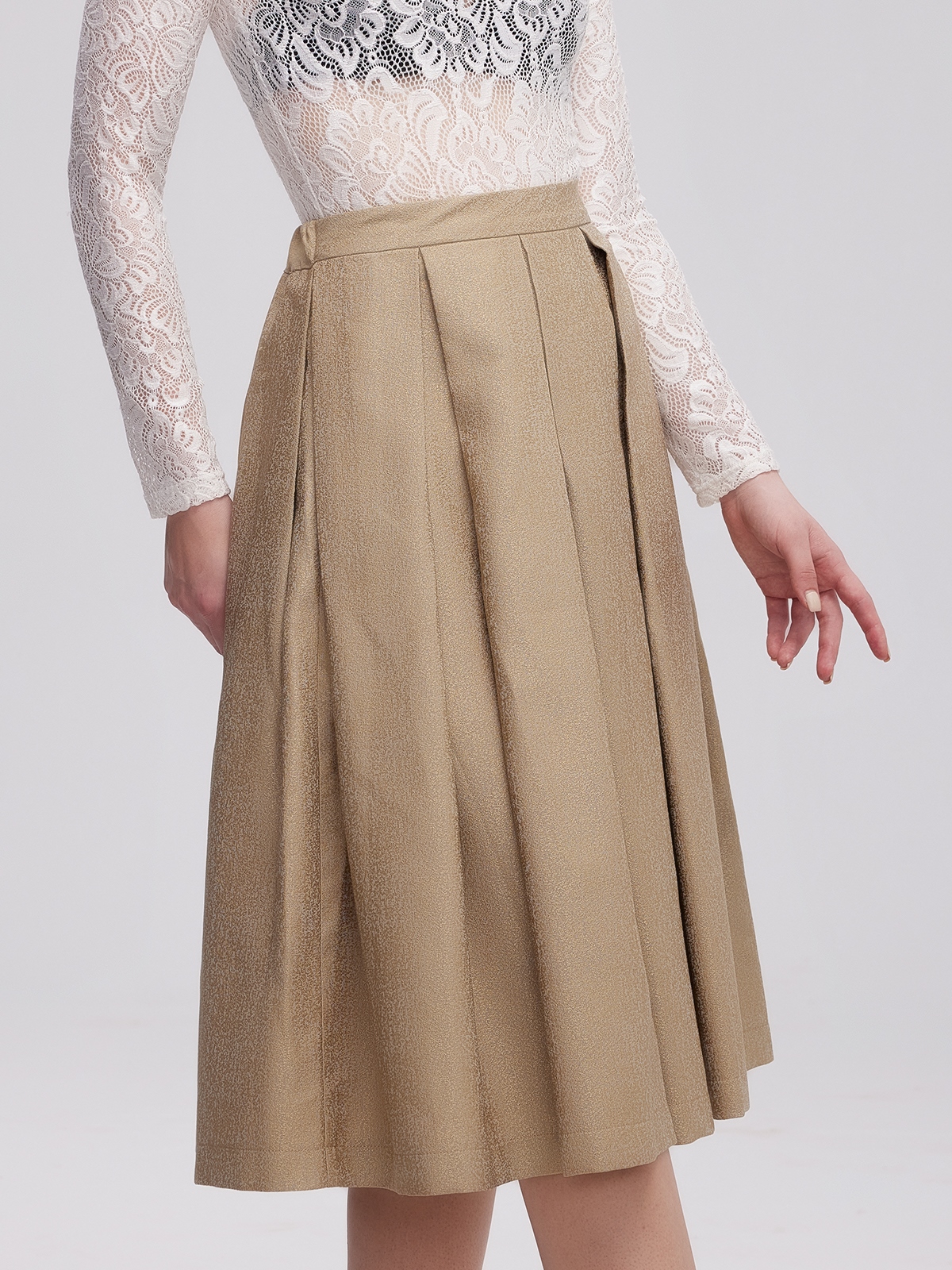 Grünes Dirndl in natürlicher Umgebung