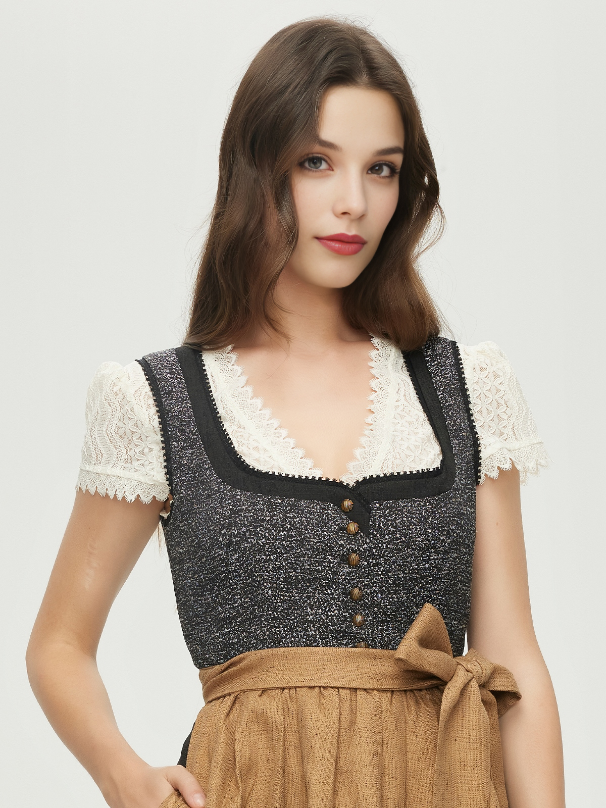 Modernes schwarzes Dirndl mit schmeichelndem Schnitt