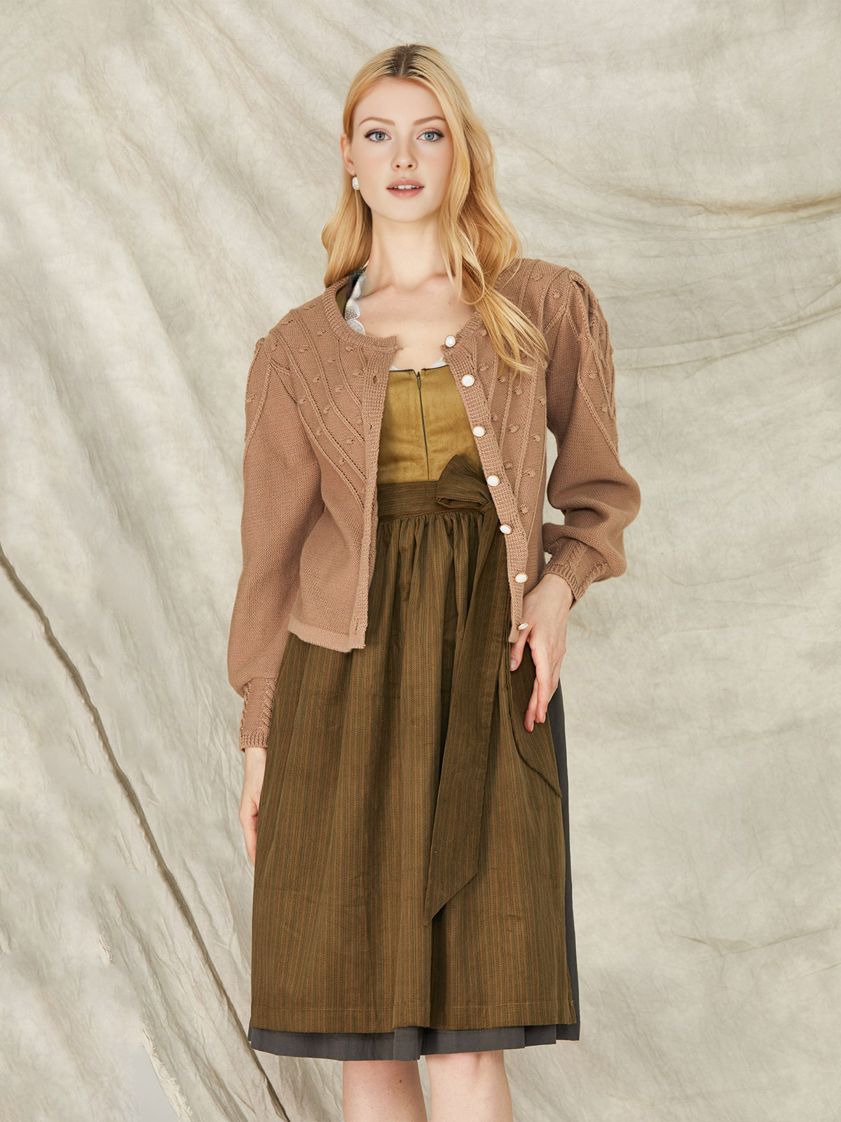 Modernes Dirndl in Braun mit Strickmuster
