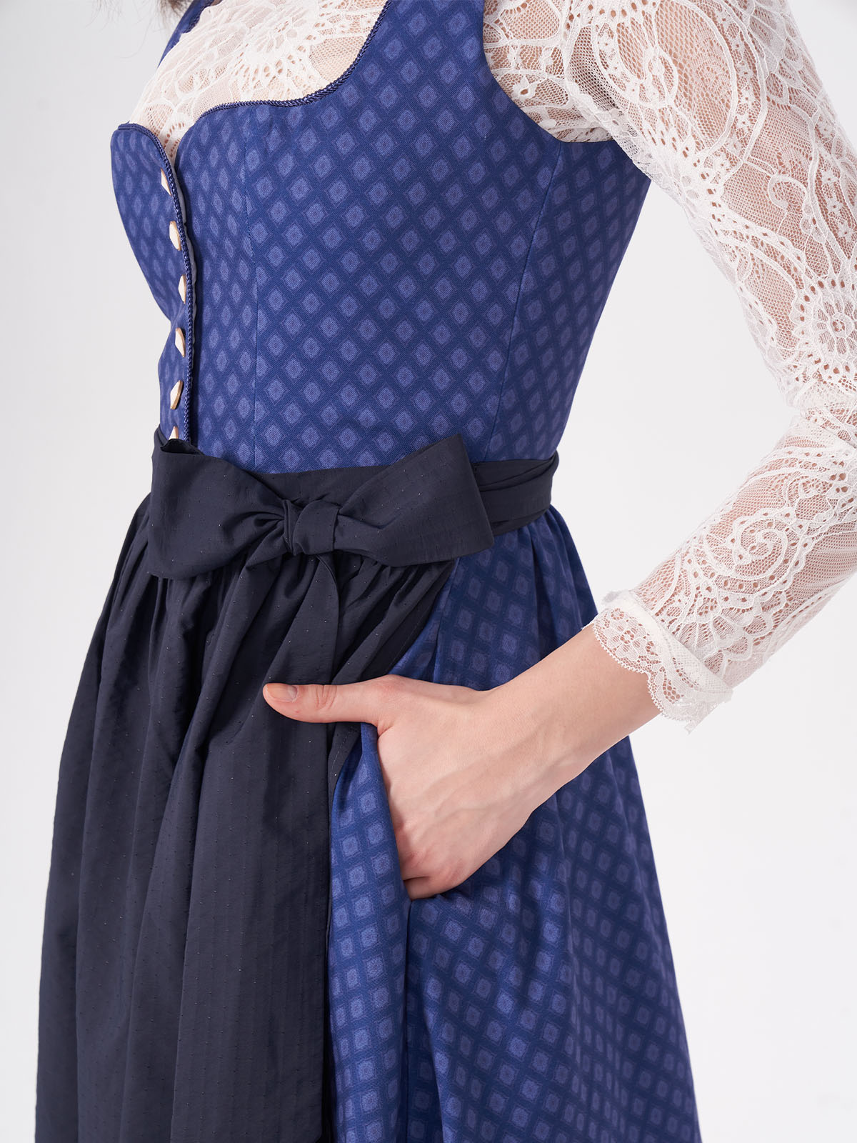 Modernes blaues Dirndl mit traditionellen Elementen