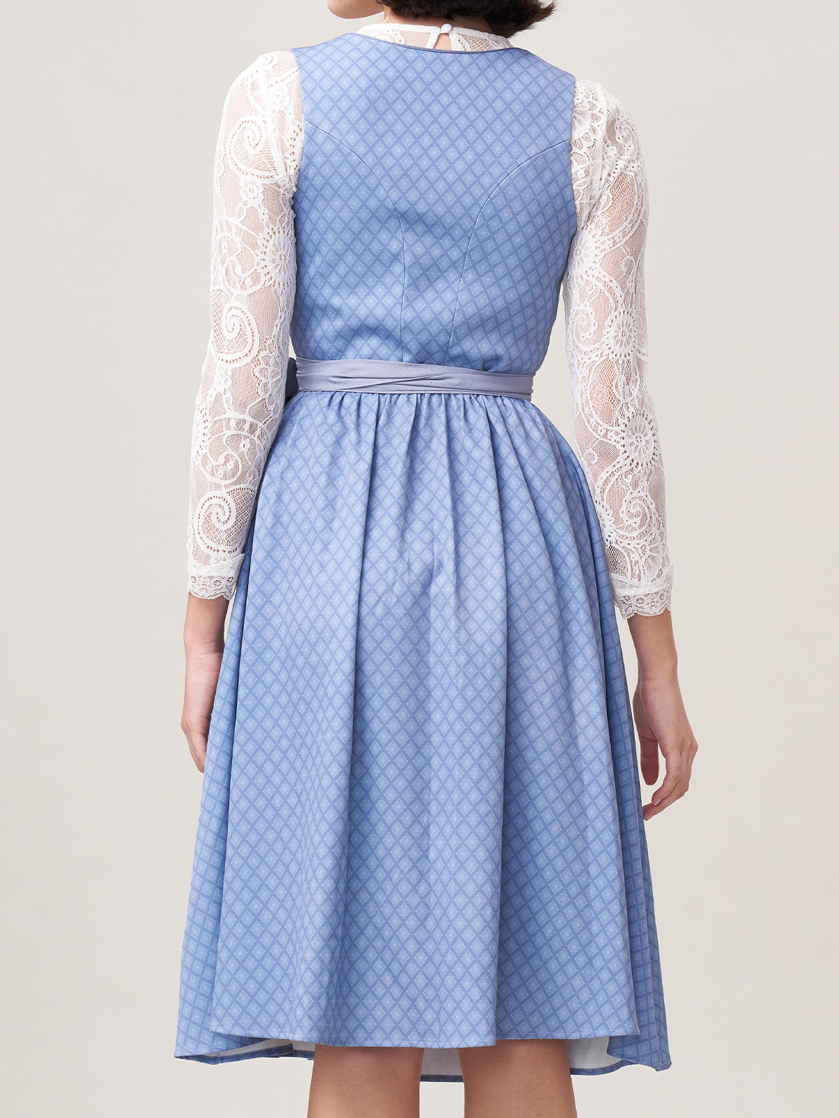 Modernes Dirndl mit Herzausschnitt