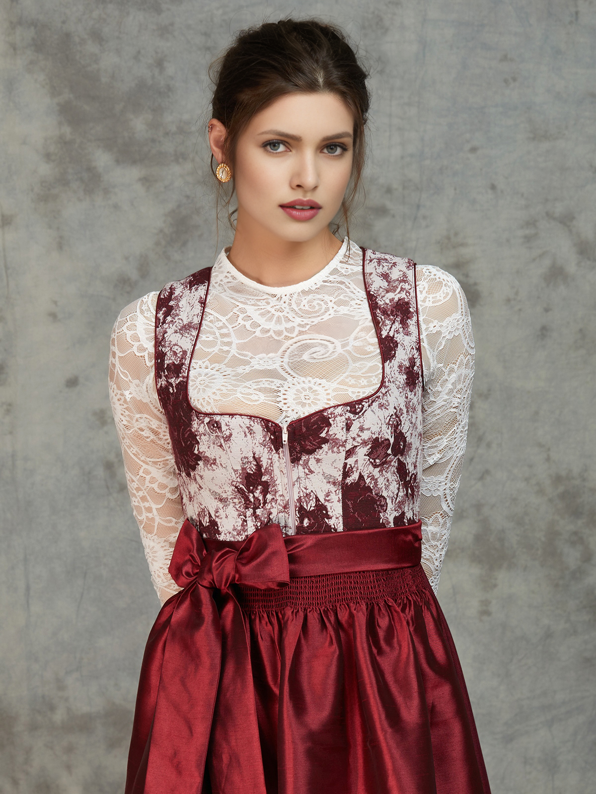 Modernes rotes Dirndl mit schlanker Silhouette