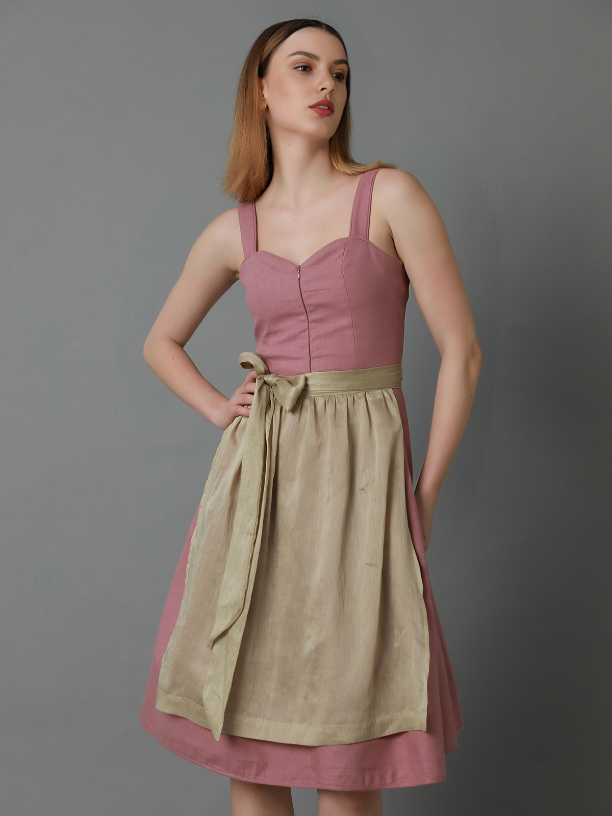 Ein rosa Ja Mei Dirndl mit aufwendiger Stickerei