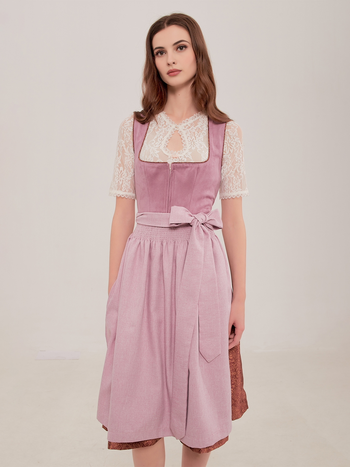 Schwarzes Samt-Dirndl mit lila Schürze